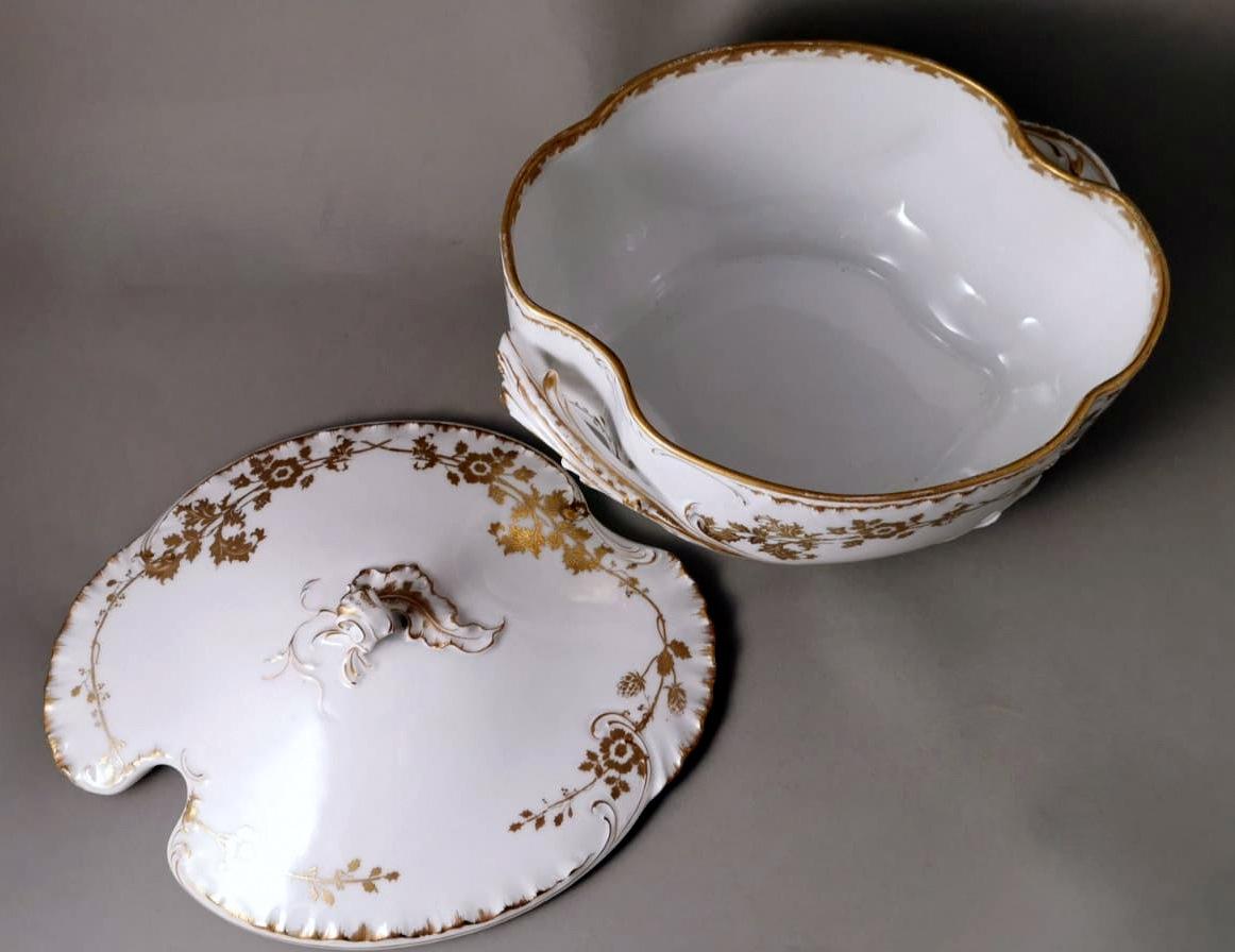 Haviland & Co. Zuppiera francese di Limoges in porcellana bianca e decorazione dorata in vendita 2