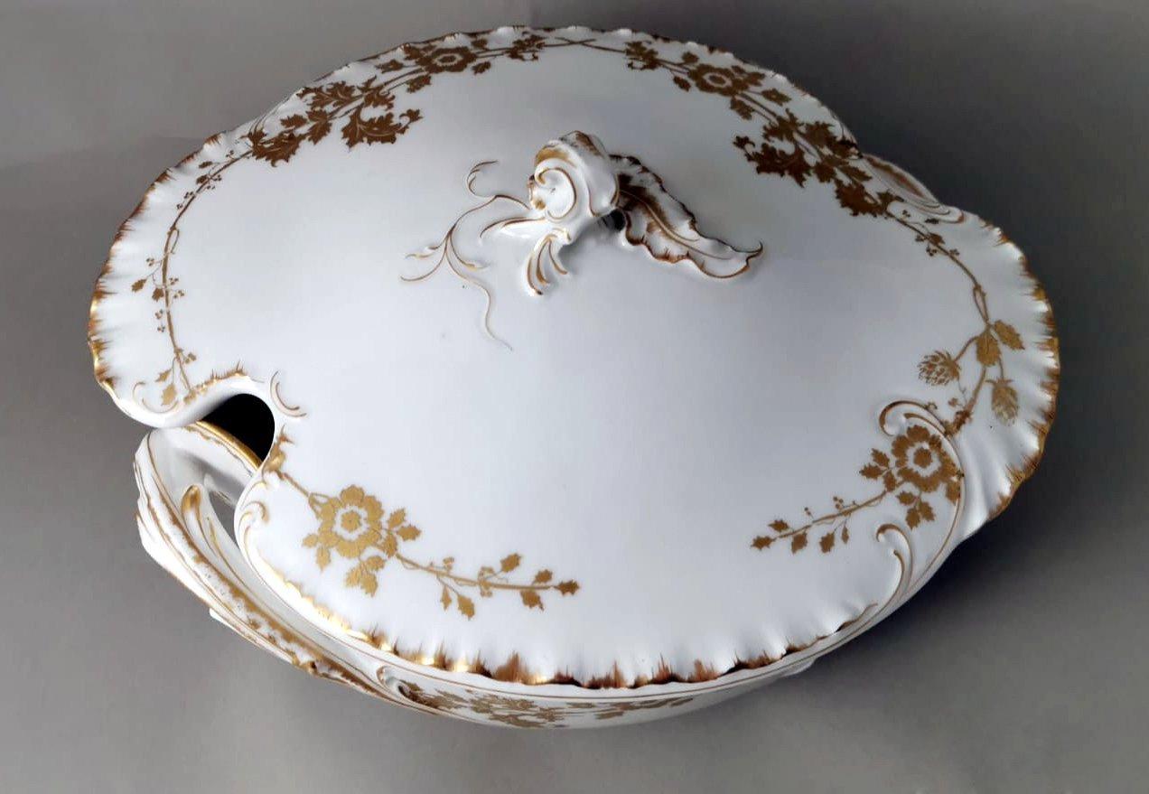 Peint à la main Soupière française Haviland & Co de Limoges en porcelaine blanche décorée d'or en vente