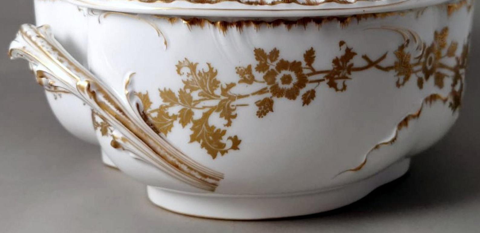 Dipinto a mano Haviland & Co. Zuppiera francese di Limoges in porcellana bianca e decorazione dorata in vendita