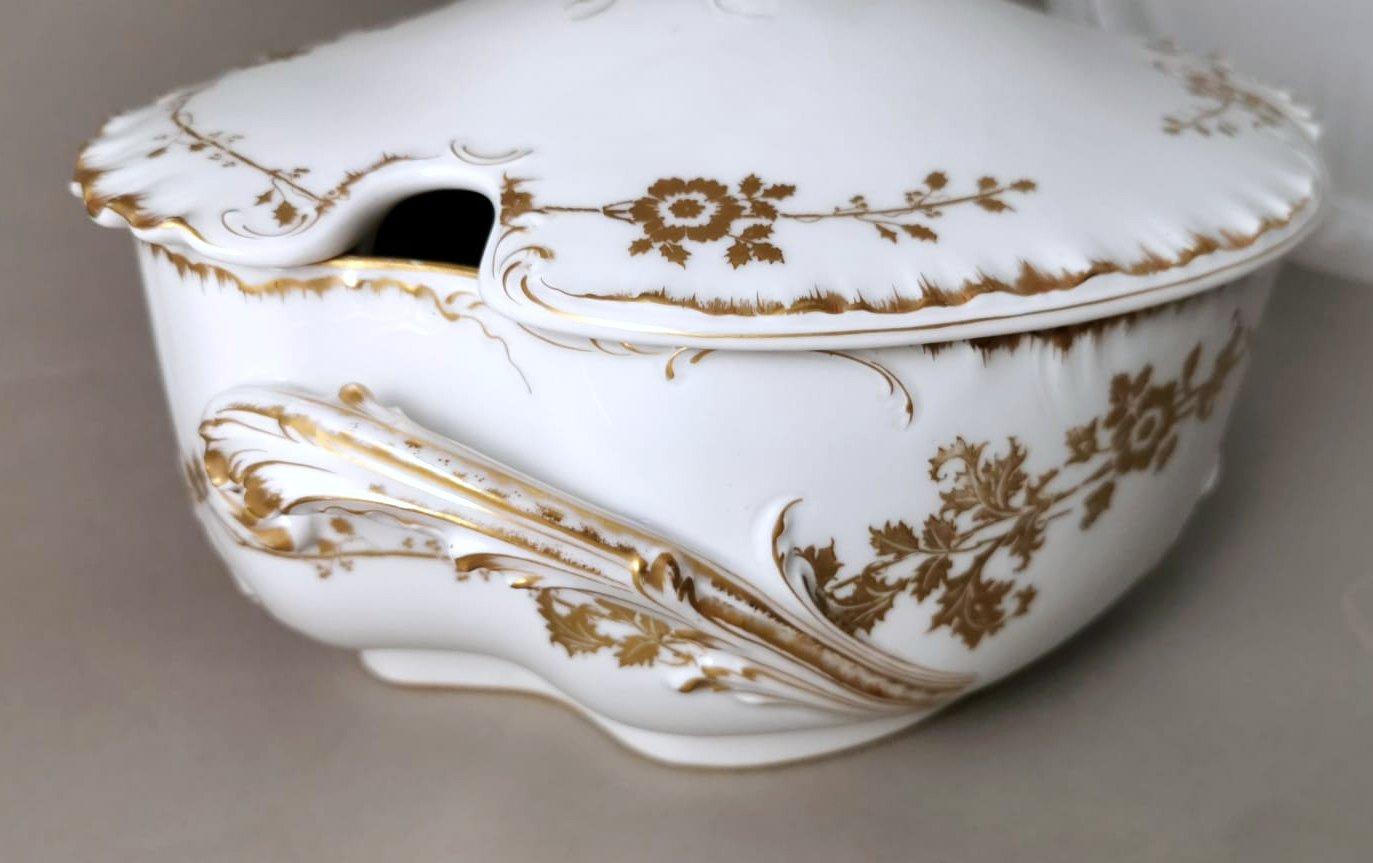 Haviland & Co. Zuppiera francese di Limoges in porcellana bianca e decorazione dorata In condizioni buone in vendita a Prato, Tuscany