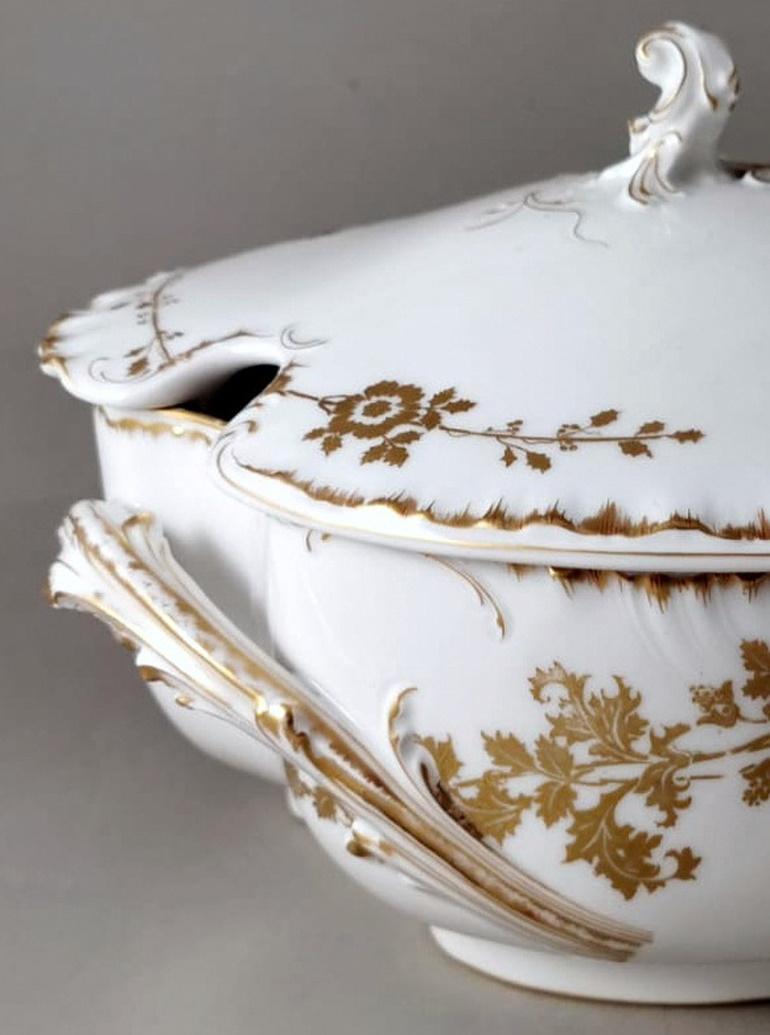 XX secolo Haviland & Co. Zuppiera francese di Limoges in porcellana bianca e decorazione dorata in vendita
