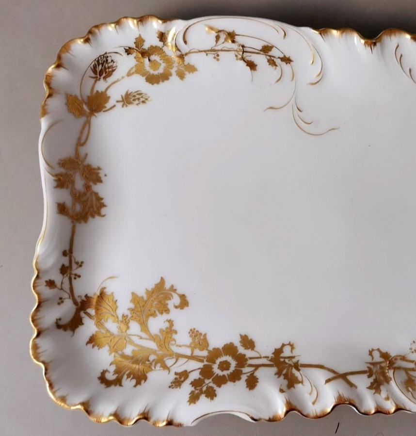 Haviland & Co. Coppia di vassoi francesi in porcellana bianca e decorazione dorata in vendita 4