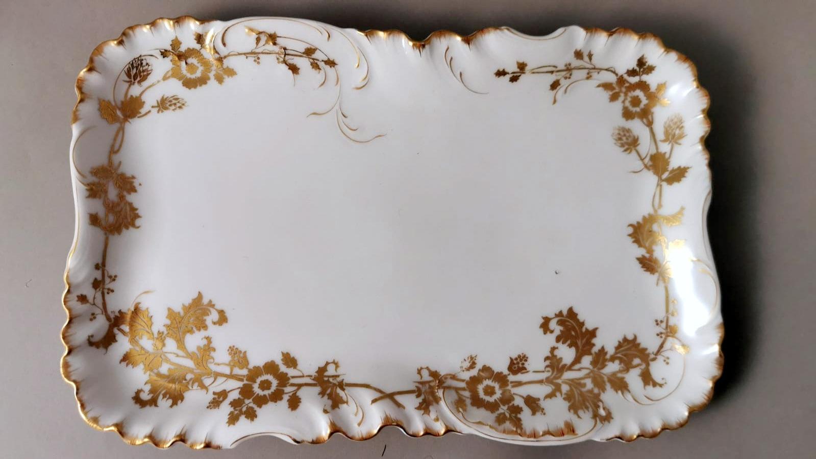 20ième siècle Haviland & Co Limoges paire de plateaux français décorés en porcelaine blanche et or en vente