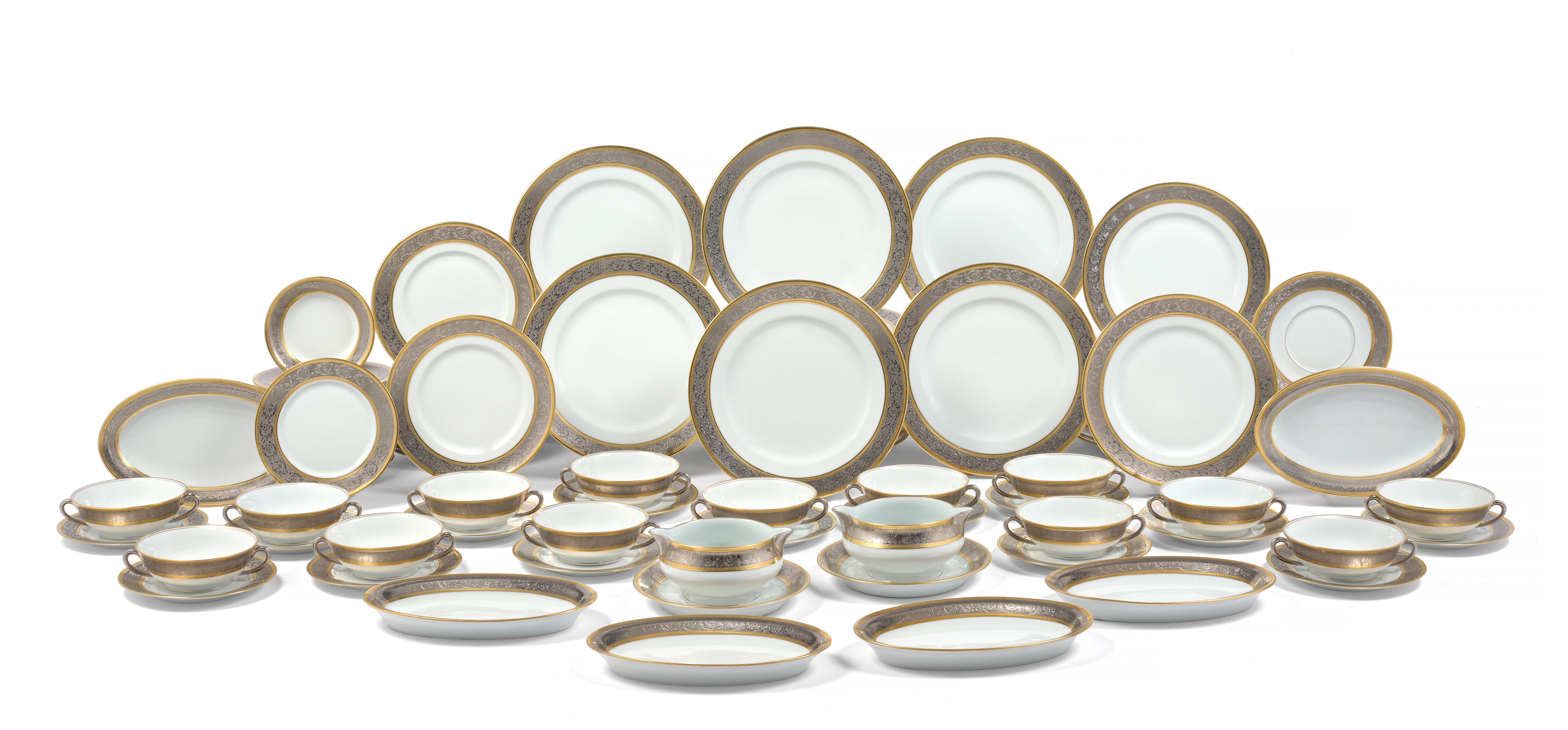 Service de table Haviland

Le service de table Haviland, création prestigieuse du XXe siècle, incarne le savoir-faire exquis de la porcelaine de Limoges. Méticuleusement fabriqué par les artisans renommés de Limoges, ce service de table opulent met