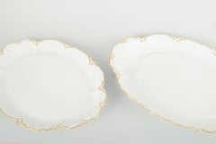 Haviland, France. Paire de plats ovales en porcelaine de couleur crème avec bords dorés.