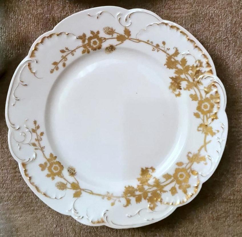 20th Century Haviland Limoges 6 French White Porcelain Flat Plates and Gold Decorations For Sale