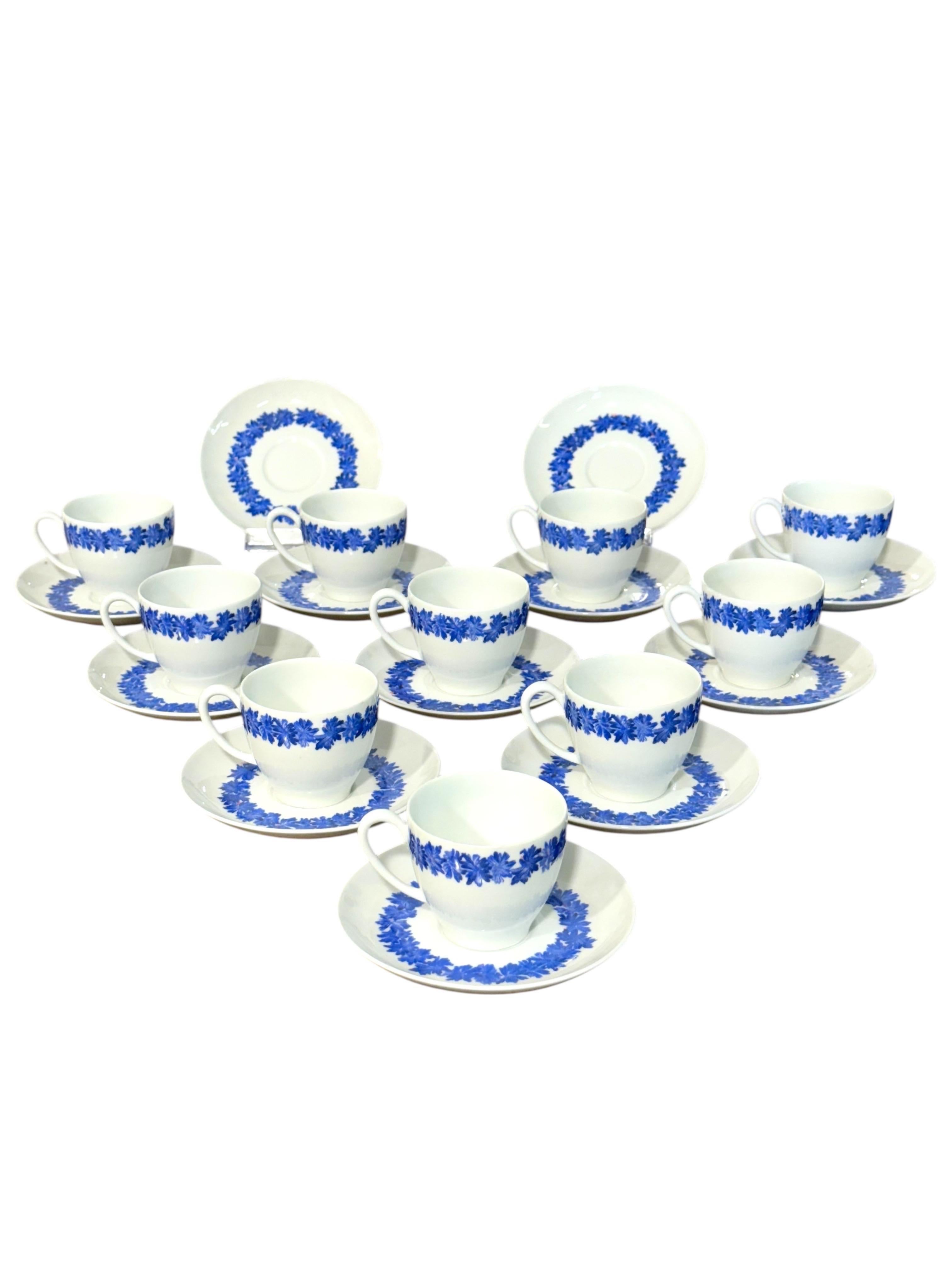 Dieses raffinierte Kaffeeservice von Haviland Limoges unterstreicht die Kunstfertigkeit und das feine Handwerk, für das französisches Porzellan seit Jahrhunderten bewundert wird. Das von einer der renommiertesten Manufakturen in Limoges hergestellte