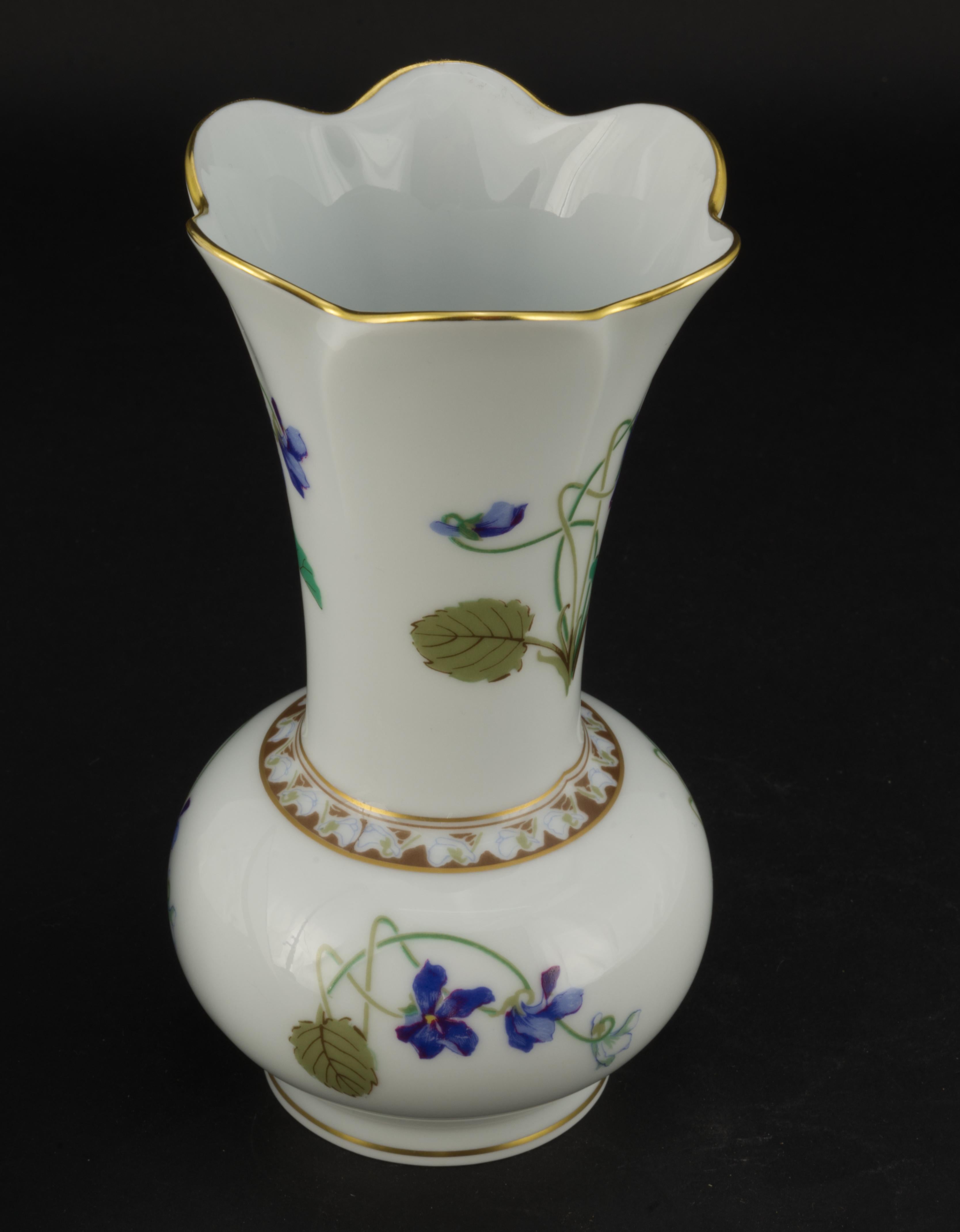 Haviland Limoges France Imperatrice Eugenie Vase In Good Condition For Sale In Clifton Springs, NY