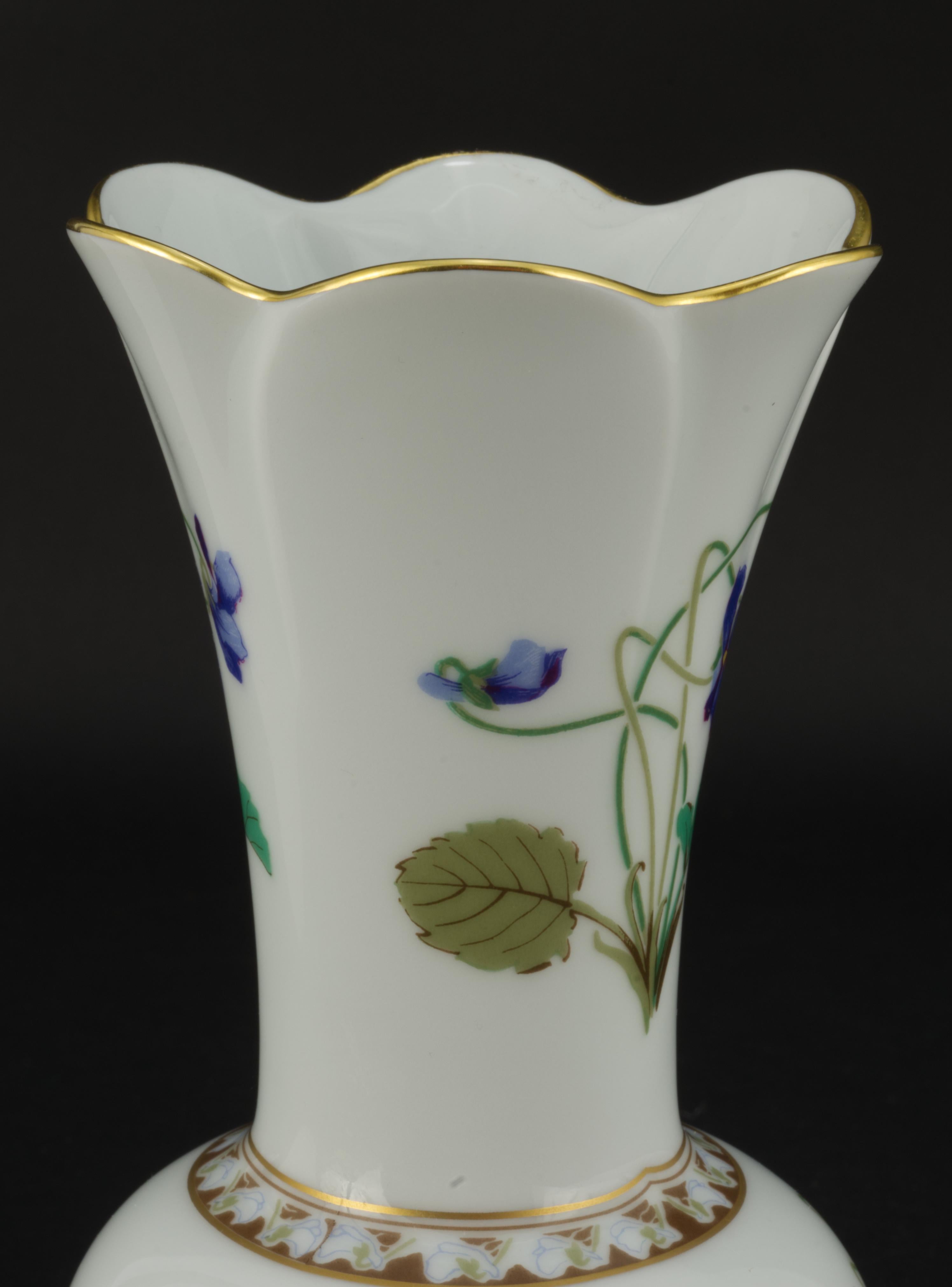 Haviland Limoges France Imperatrice Eugenie Vase In Good Condition For Sale In Clifton Springs, NY