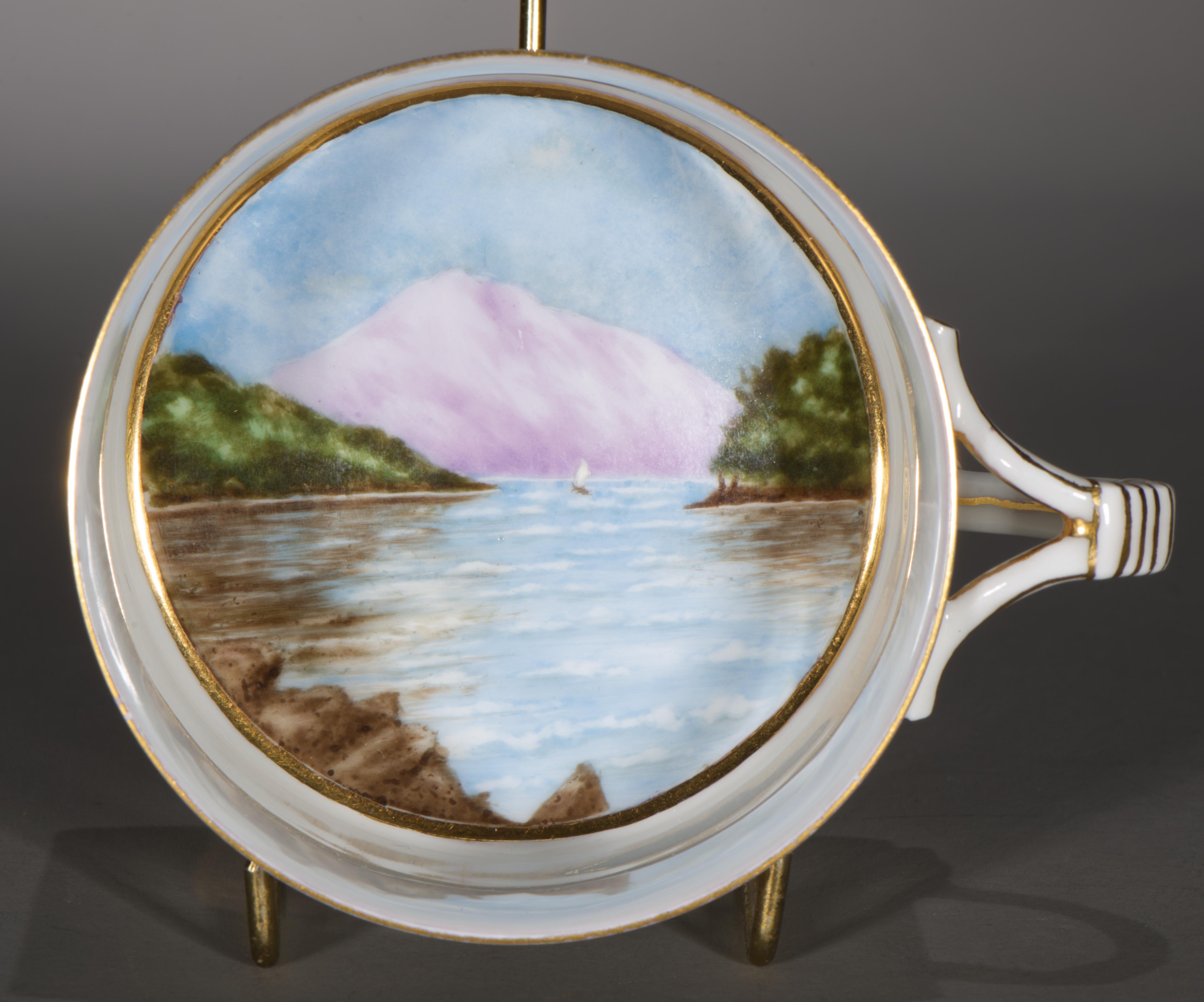 Tasse et soucoupe en forme de paysage peinte à la main à Limoges, 1882-1891 en vente 2