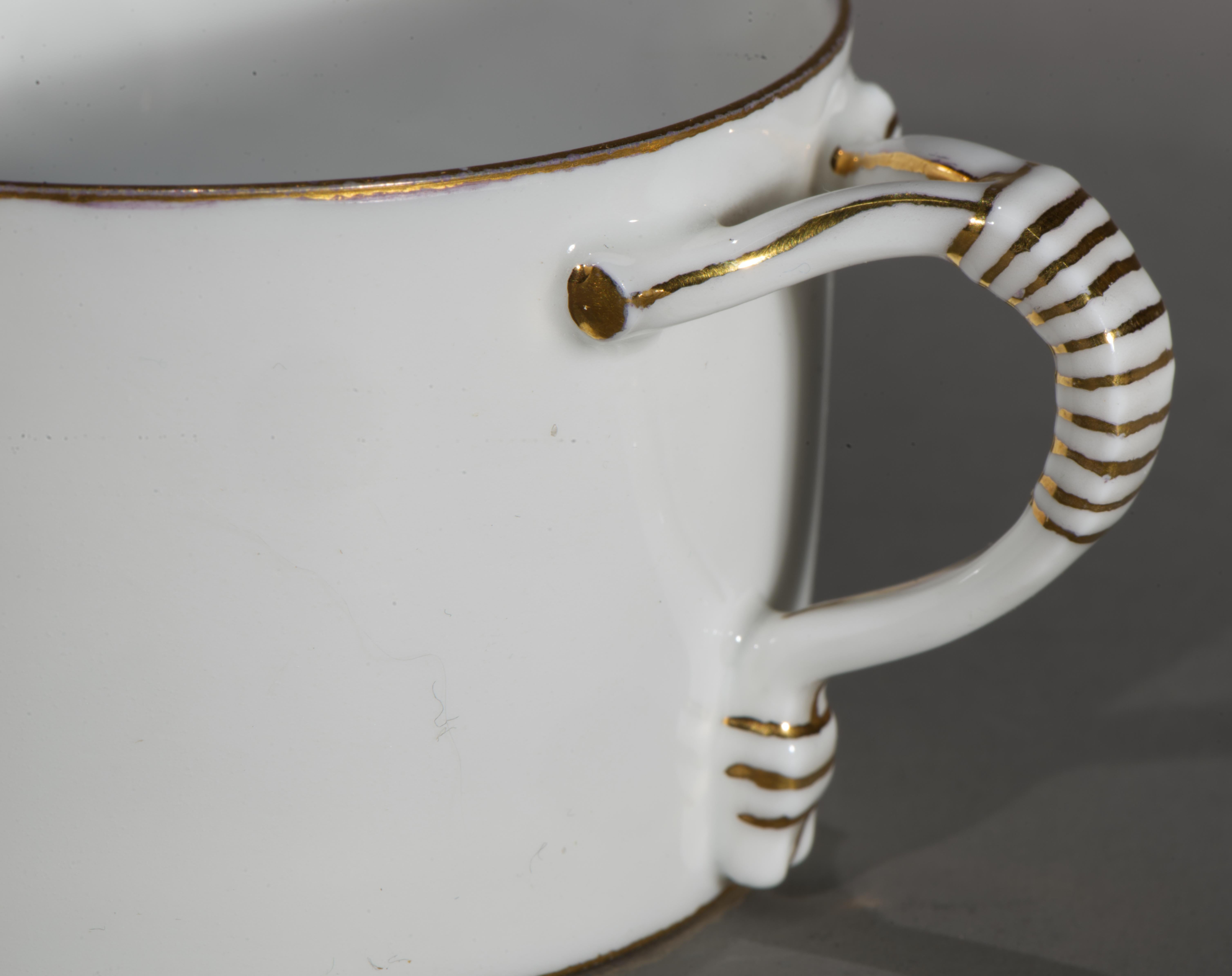 Tasse et soucoupe en forme de paysage peinte à la main à Limoges, 1882-1891 en vente 3