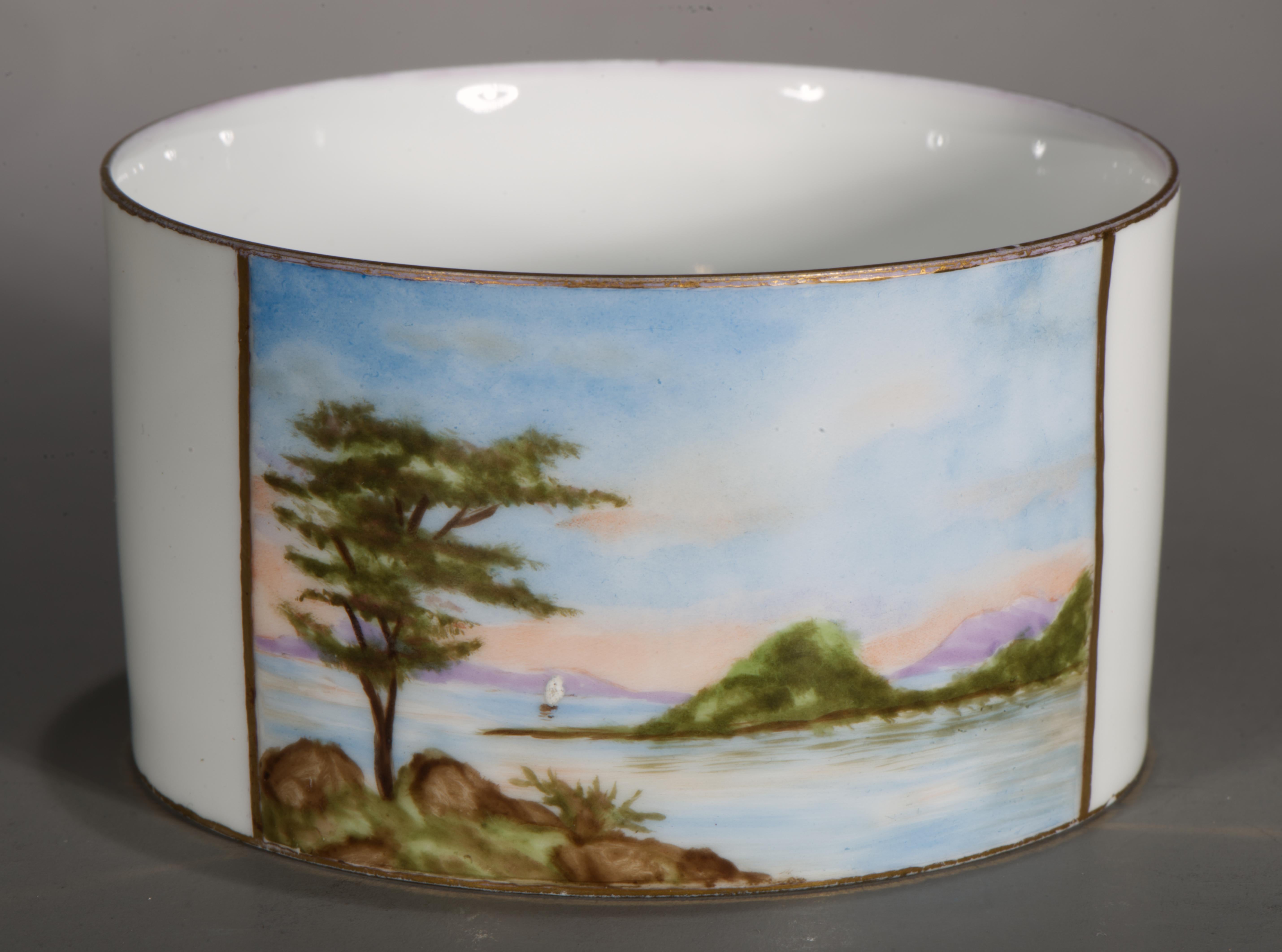 Tasse et soucoupe en forme de paysage peinte à la main à Limoges, 1882-1891 en vente 5