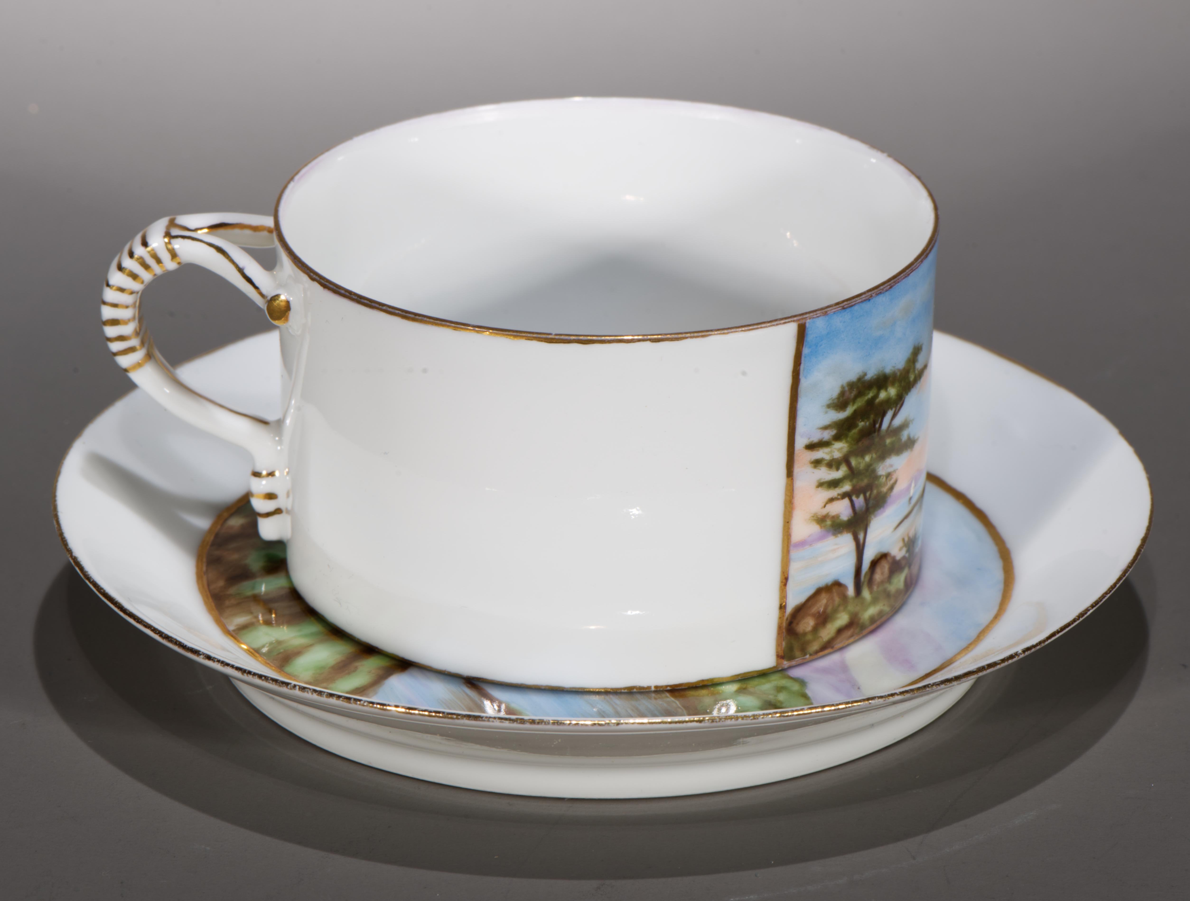 L'ensemble antique de tasses et soucoupes a été créé par Charles Field Haviland et peint à la main par un artiste professionnel dans un studio de décoration. Cette pièce rare, que l'on trouve à la main, présente une forme de coupe plate profilée