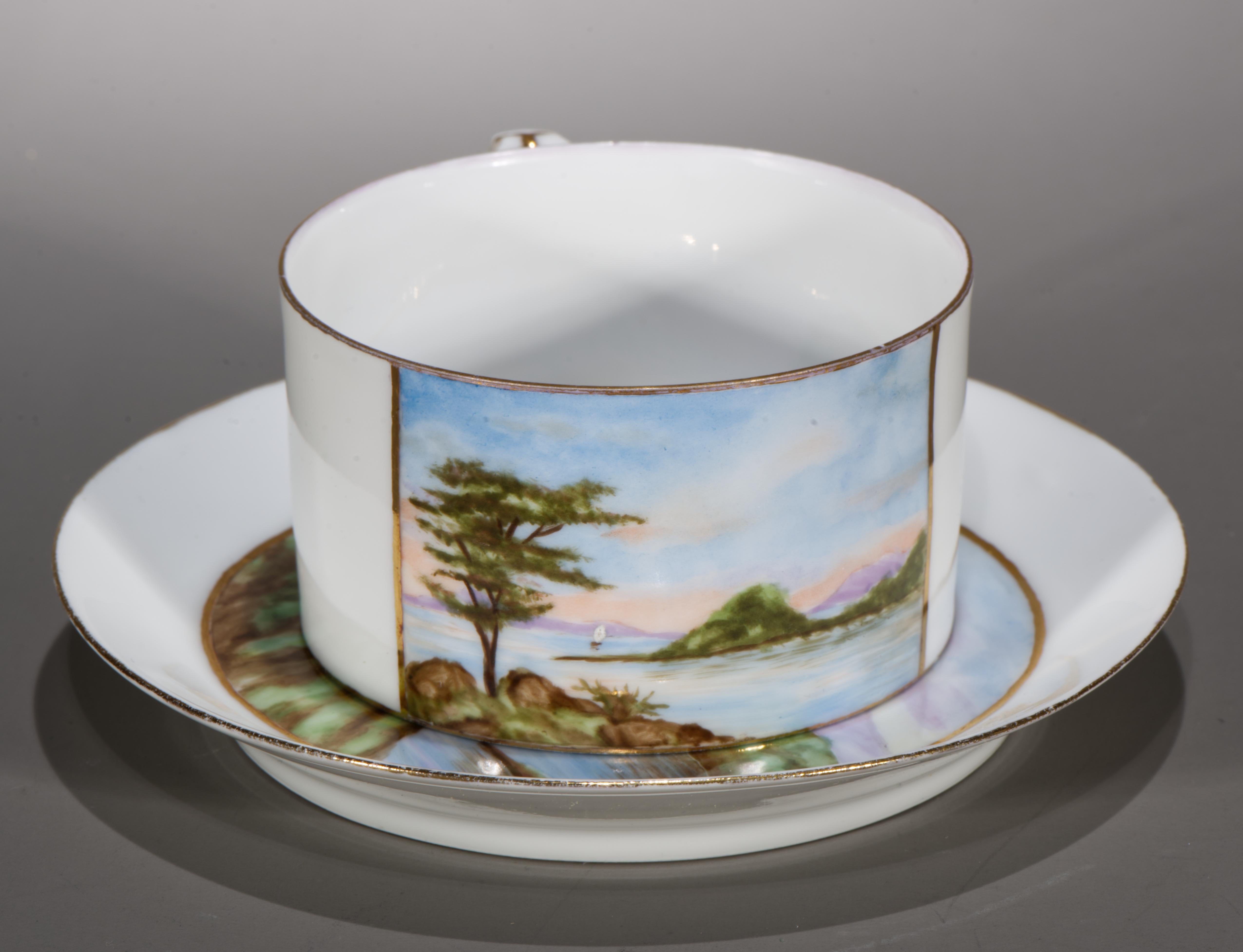 Arts and Crafts Tasse et soucoupe en forme de paysage peinte à la main à Limoges, 1882-1891 en vente