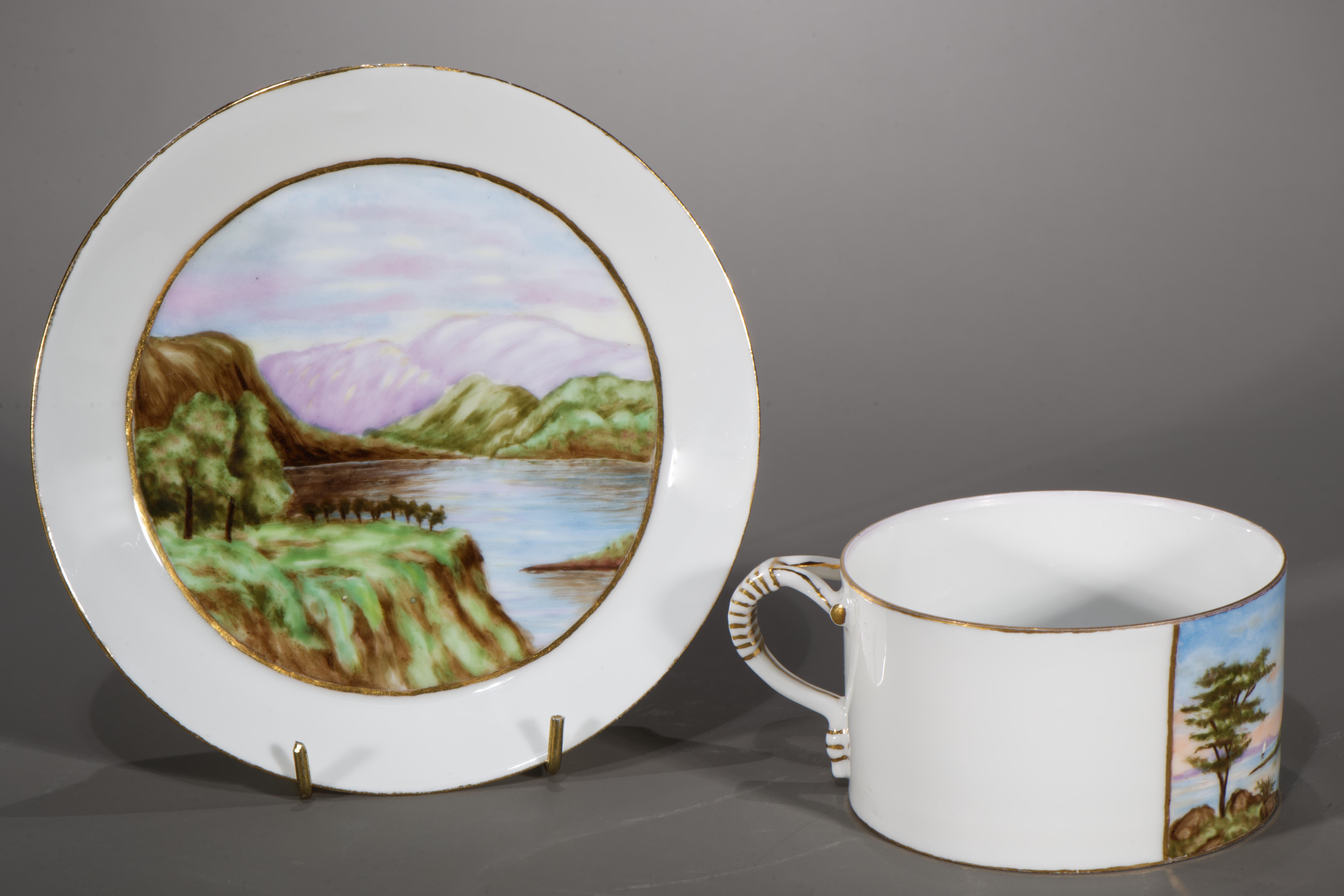 Français Tasse et soucoupe en forme de paysage peinte à la main à Limoges, 1882-1891 en vente