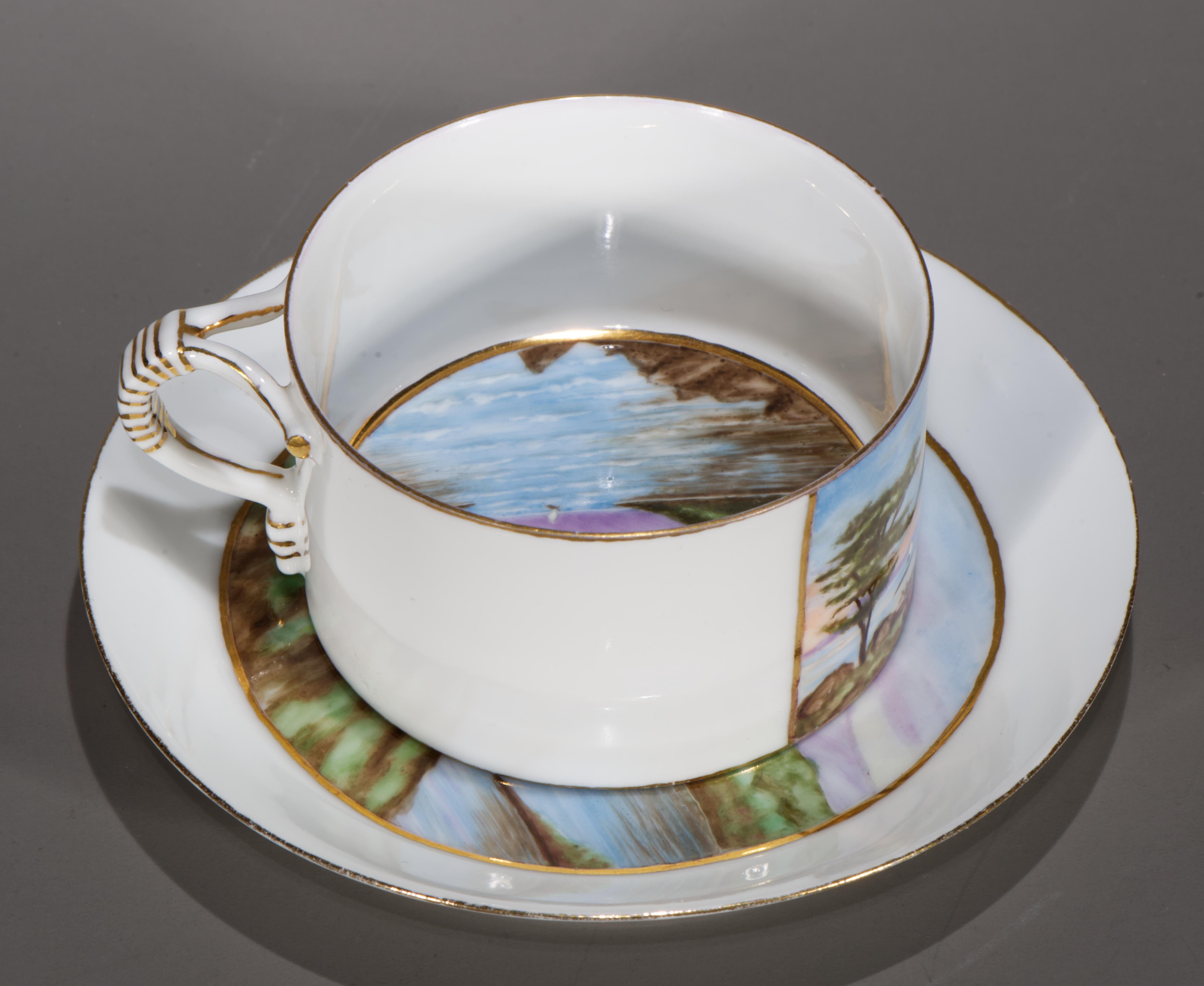 Vernissé Tasse et soucoupe en forme de paysage peinte à la main à Limoges, 1882-1891 en vente