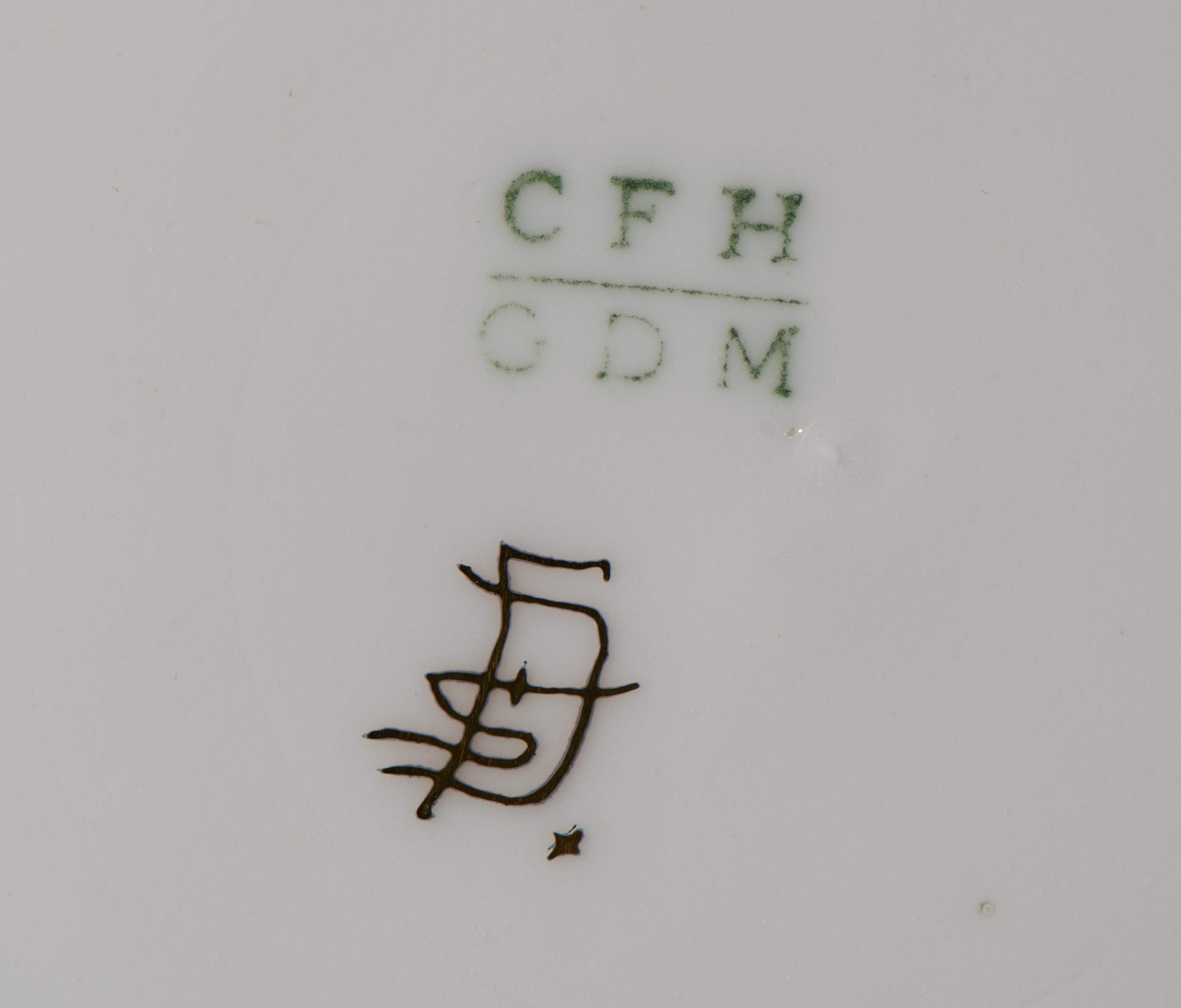 Céramique Tasse et soucoupe en forme de paysage peinte à la main à Limoges, 1882-1891 en vente