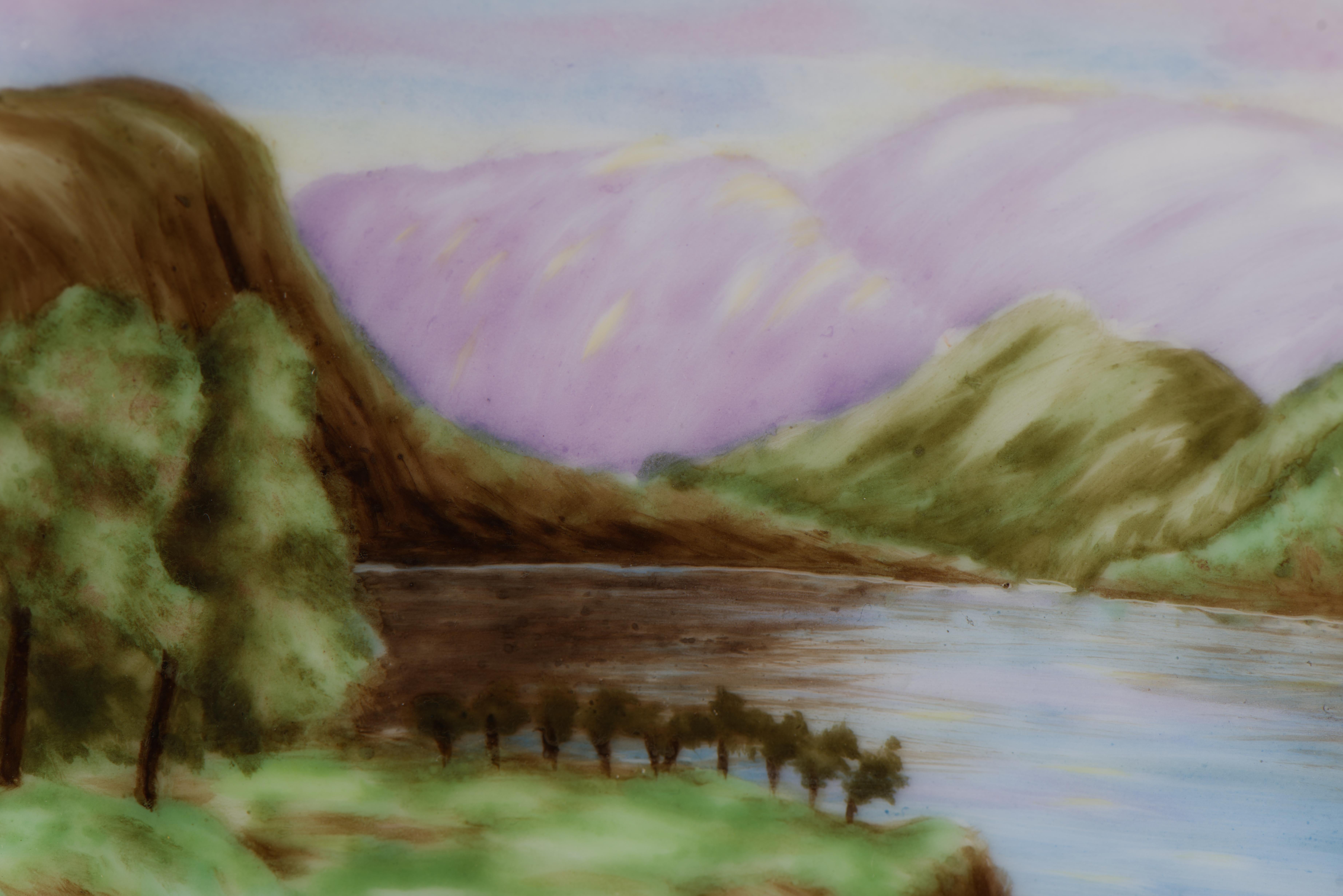 Tasse et soucoupe en forme de paysage peinte à la main à Limoges, 1882-1891 en vente 1