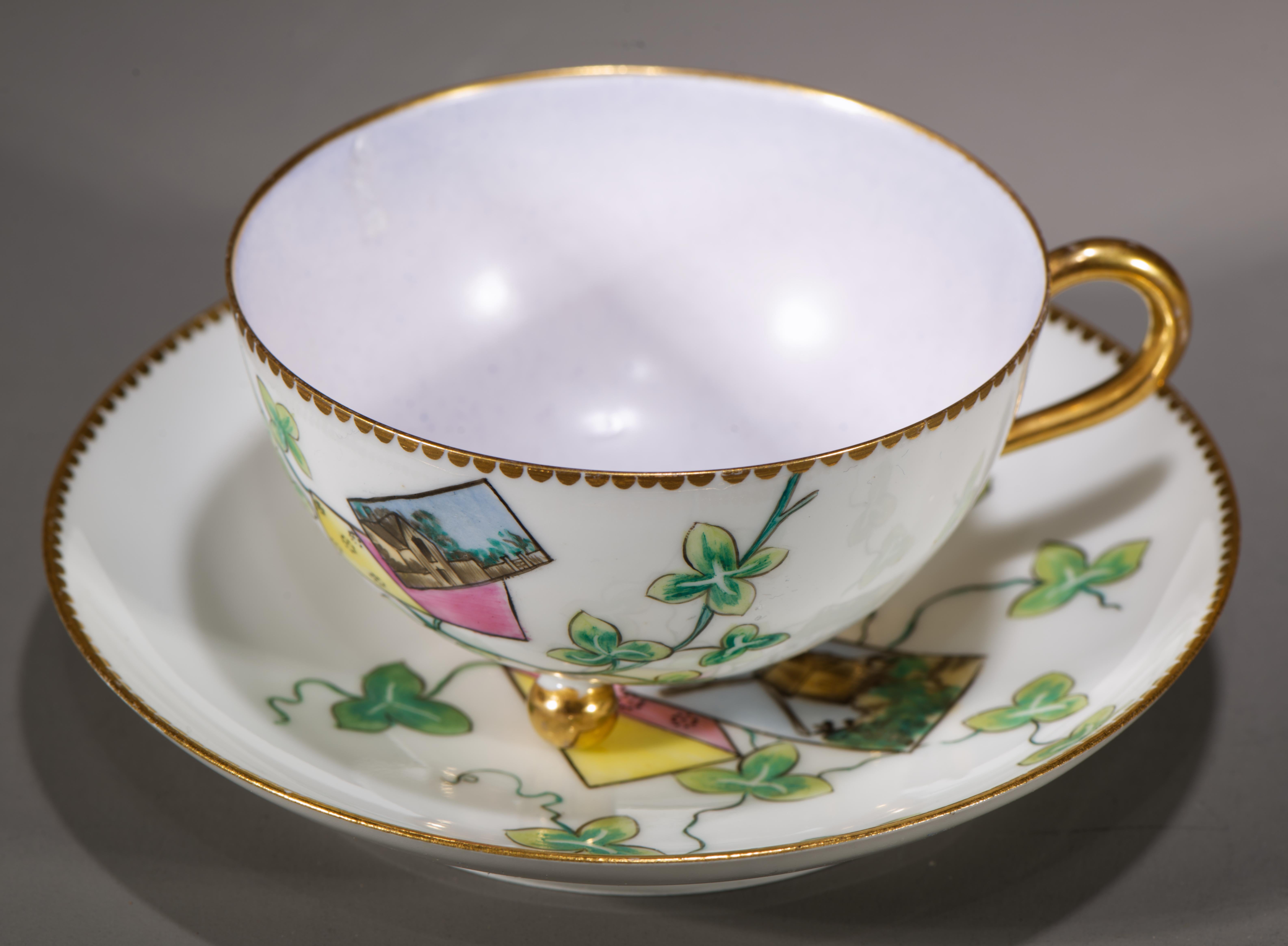 Das antike Set aus Tasse und Untertasse wurde von Haviland & Cie in Limoges, Frankreich, hergestellt. Die Art-Déco-Stilform eines Fußbechers mit 3 kleinen Kugelfüßen ist eher selten und schwer zu finden. In diesem Set wurden die Stücke von einem