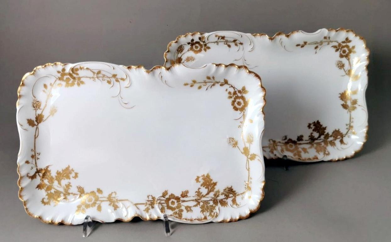 We would like to inform you that the objects, described below, were part of a complete service that we divided and we offer the loose sale of the individual pieces. Pair of elegant white Limoges porcelain trays; they are rectangular in shape but the