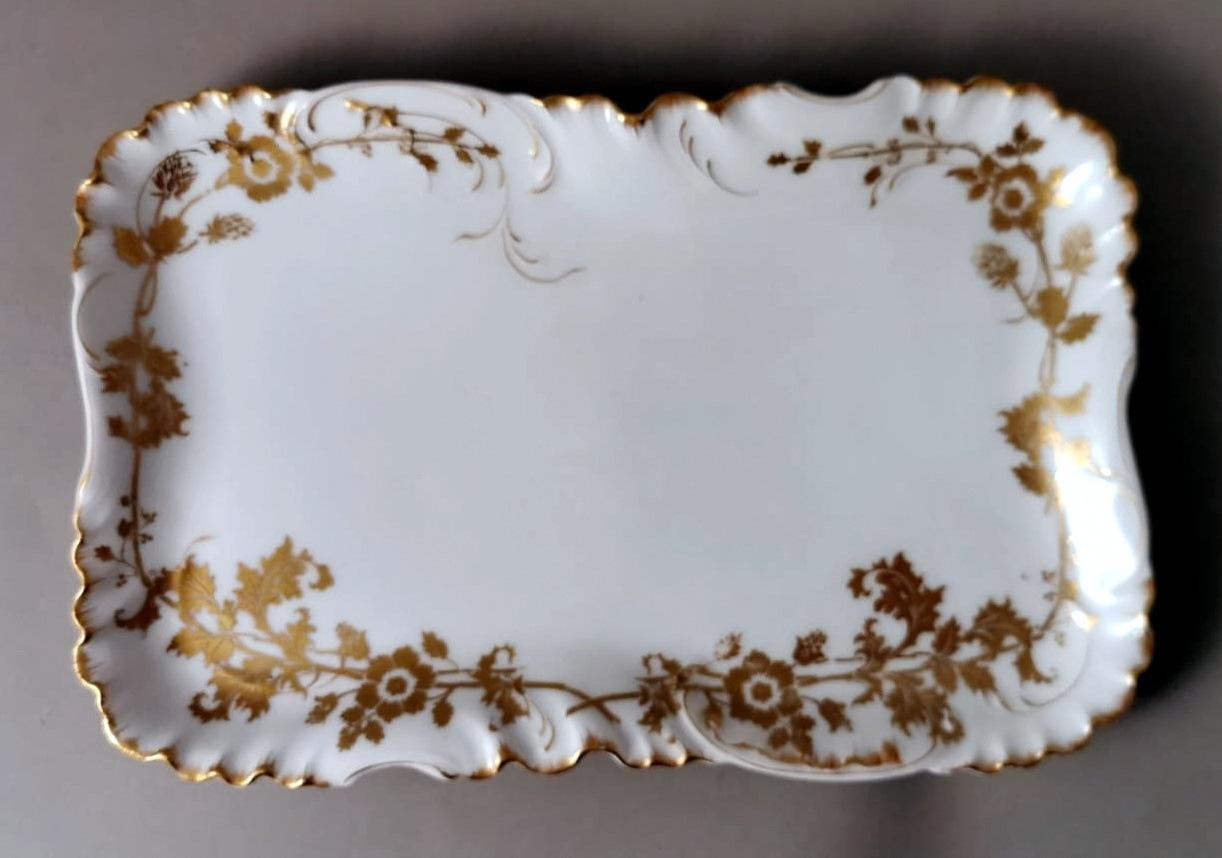 20ième siècle Paire de plateaux en porcelaine blanche et décor doré, Limoges II°. en vente