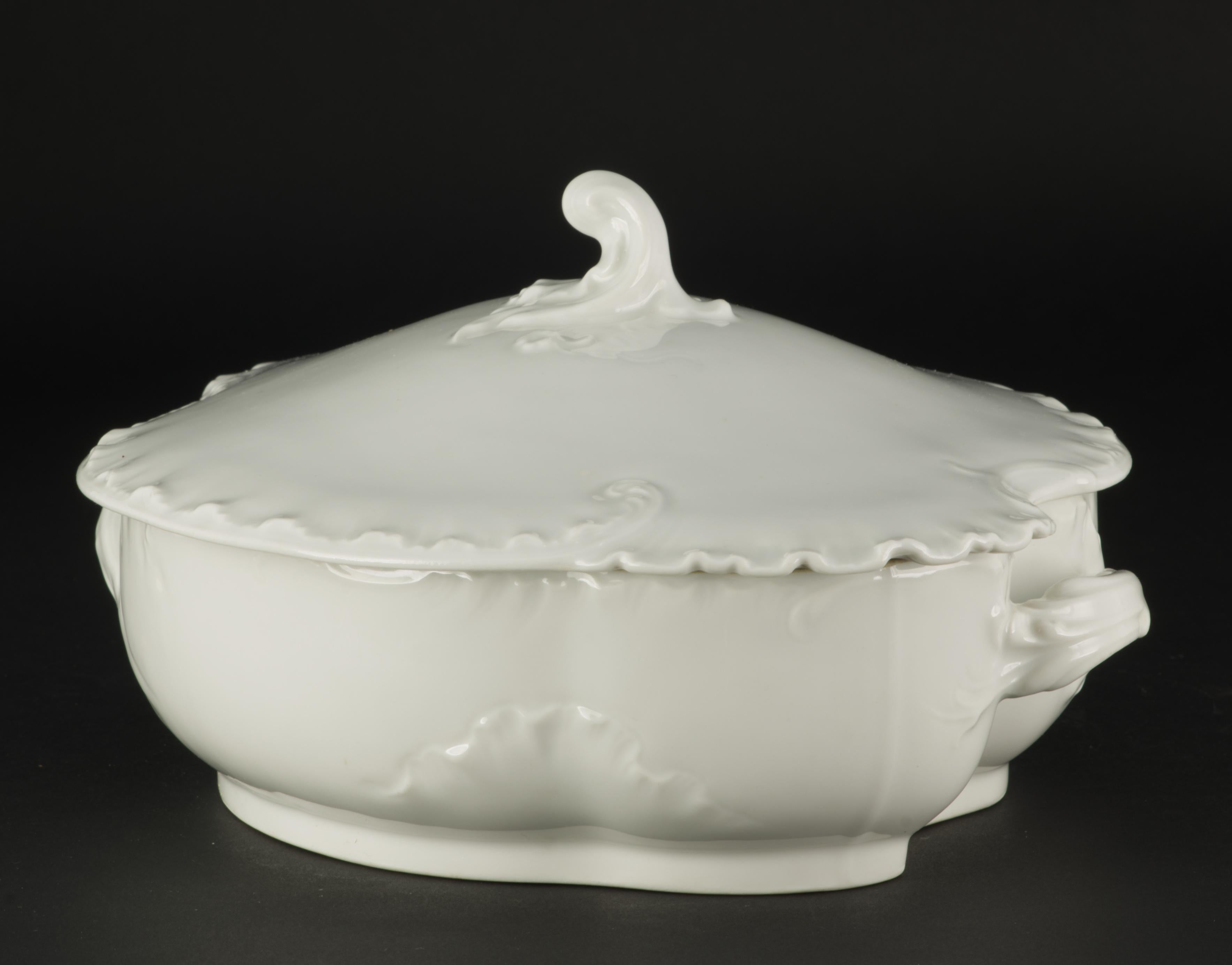 Haviland Limoges Oval Marseille Bowl with Cover, White Porcelain, 1894-1931 In Good Condition For Sale In Clifton Springs, NY