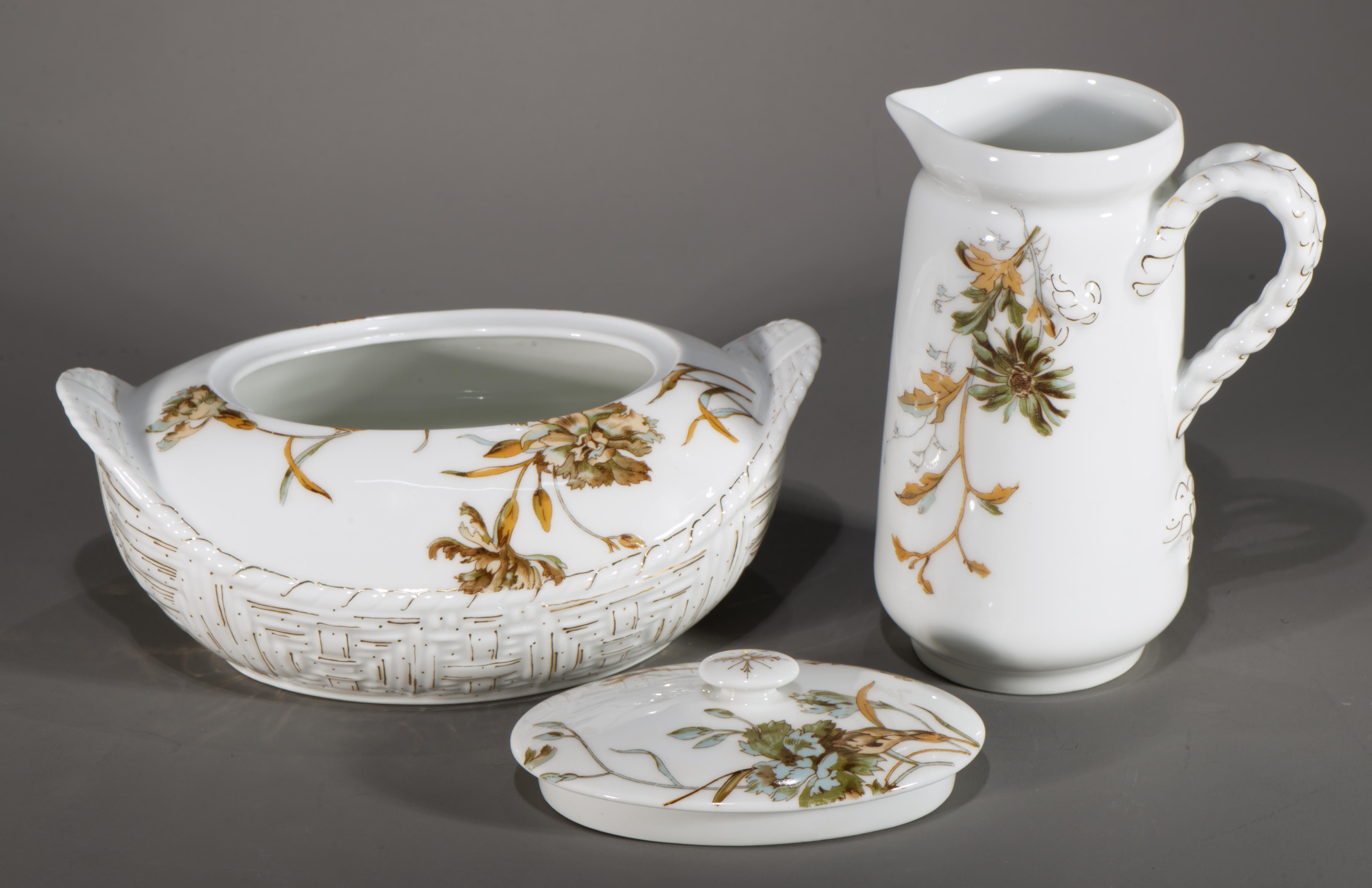 L'ensemble ancien en porcelaine fine composé d'un sucrier couvert et d'un crémier ou d'un pichet à sirop est décoré de motifs multifloraux dans le motif Old Blackberry ; le sucrier est orné d'un couvercle Osiers en forme de bateau et le pichet est