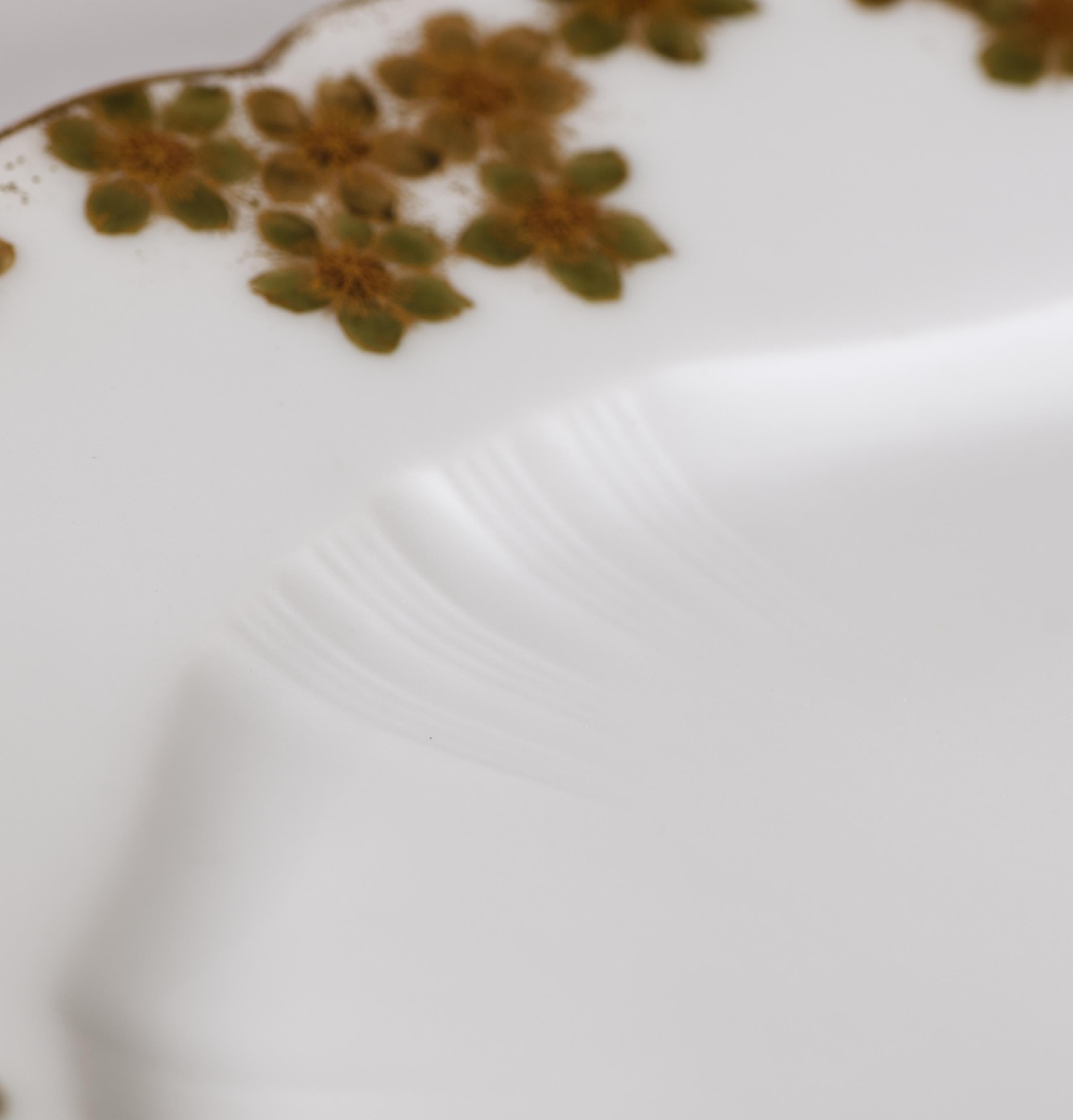 Haviland Limoges Juego de 6 Platos de Porcelana con Decoración Floral Dorada y Verde Musgo en venta 2