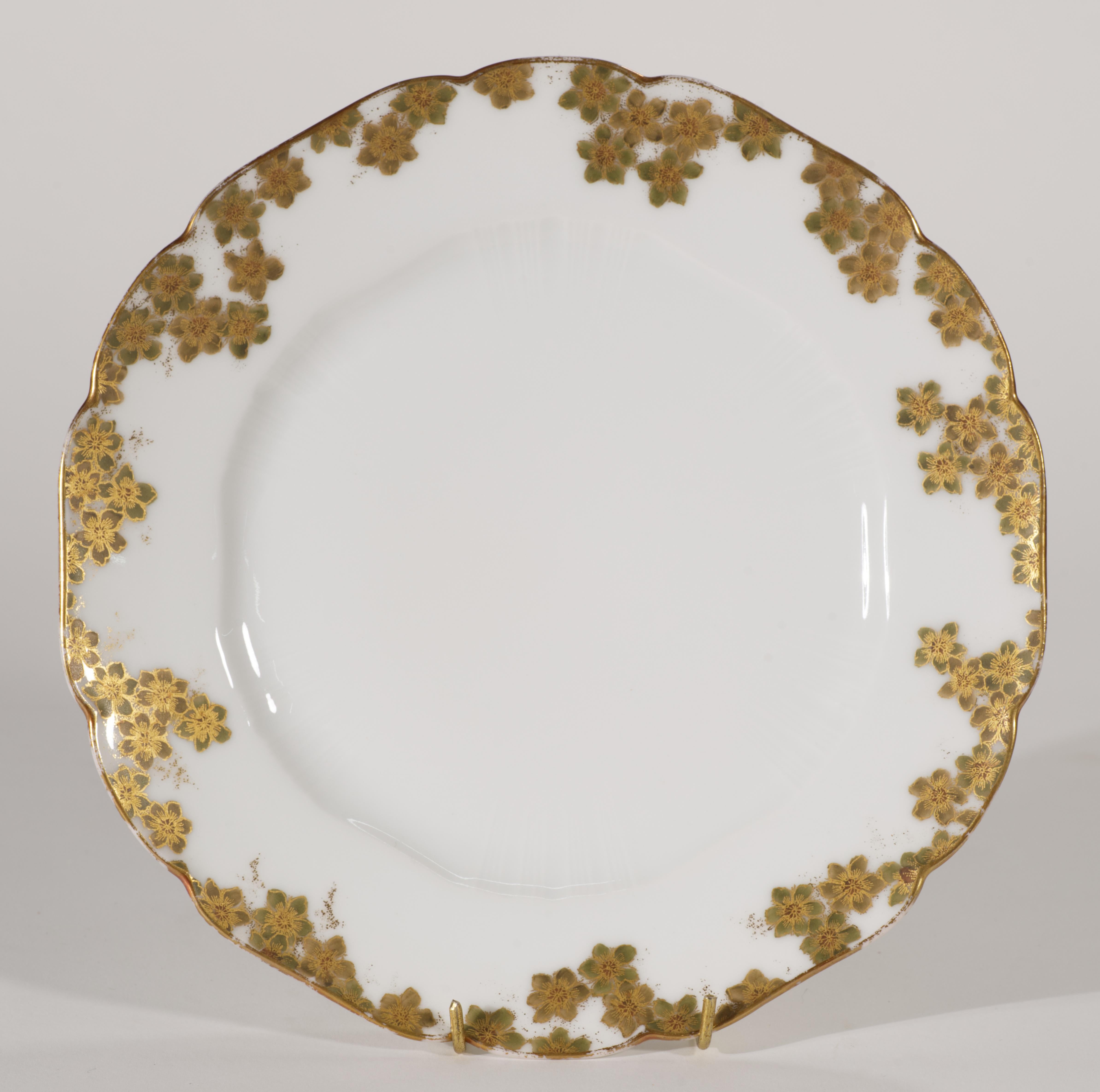  El juego de 6 platos antiguos para almuerzo o ensalada presenta una decoración floral abstracta en colores dorado y verde musgo. La decoración parece ser una variación del icónico motivo Dammouse, creado por Edouard Dammouse, célebre pintor