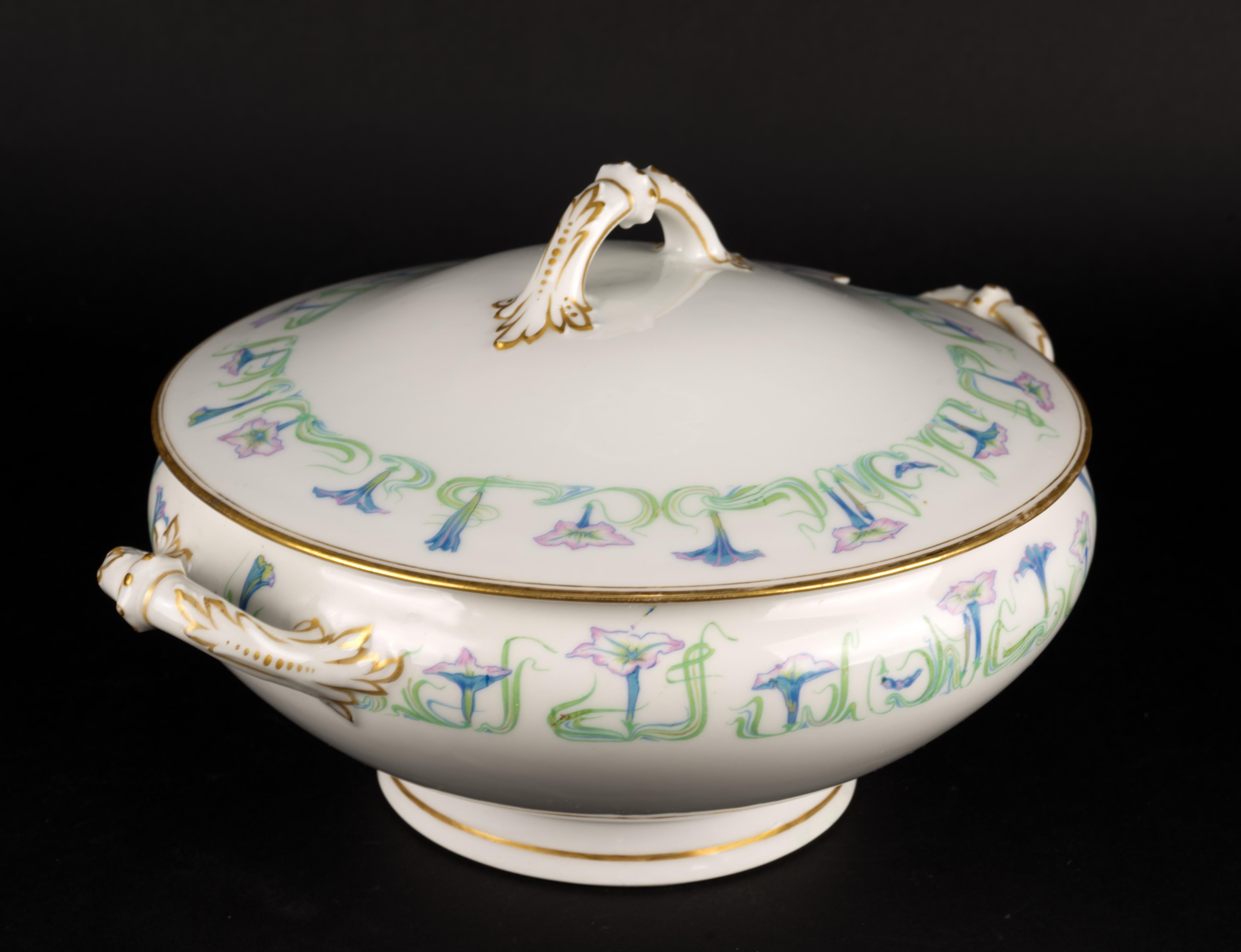 Haviland Limoges Soup Tureen Schleiger 491, Art Deco Porcelain 1894-1931 In Good Condition For Sale In Clifton Springs, NY