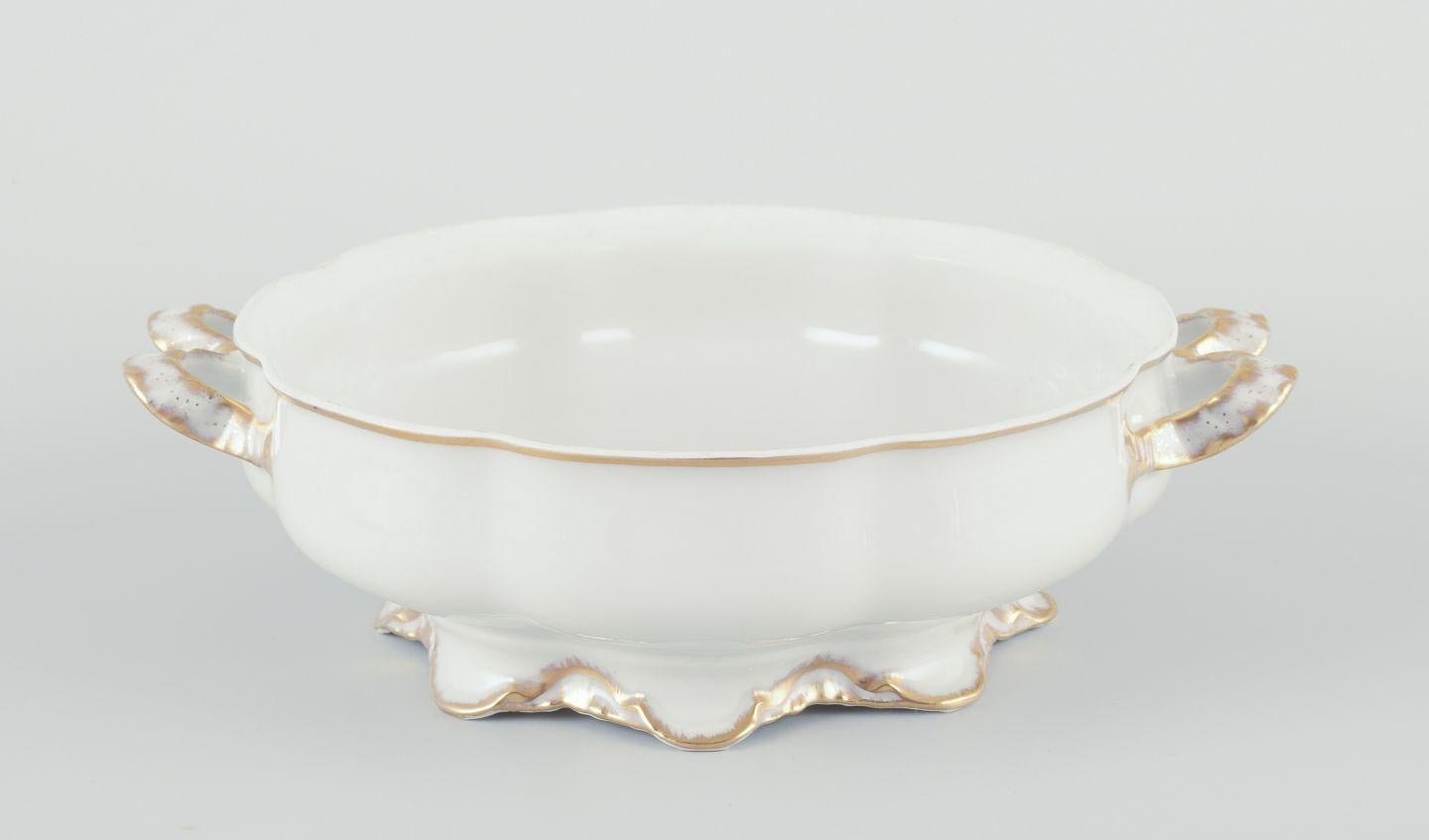 Français 'Haviland', soupière ronde en porcelaine blanche avec couvercle. 1930s en vente