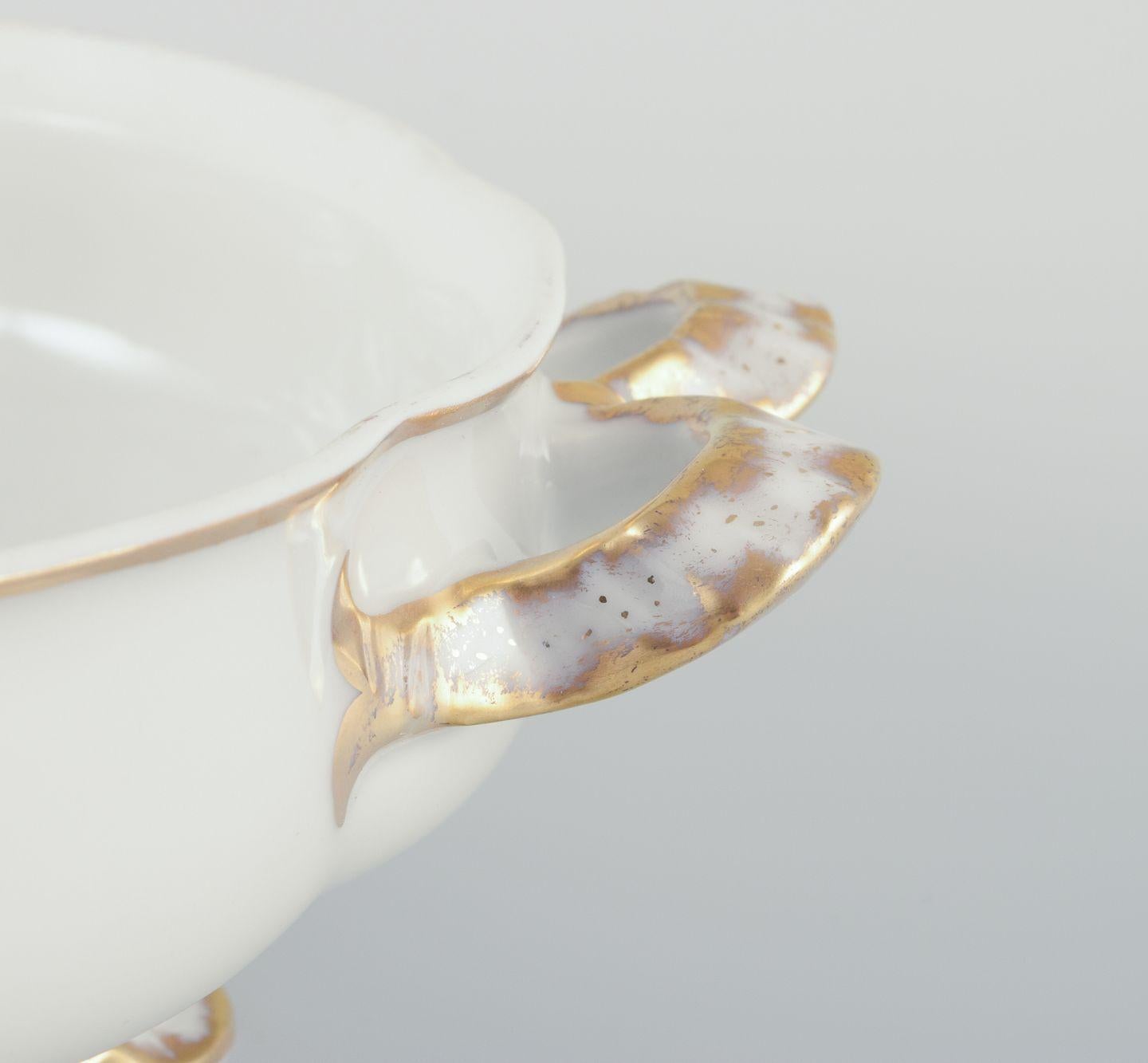 Vernissé 'Haviland', soupière ronde en porcelaine blanche avec couvercle. 1930s en vente