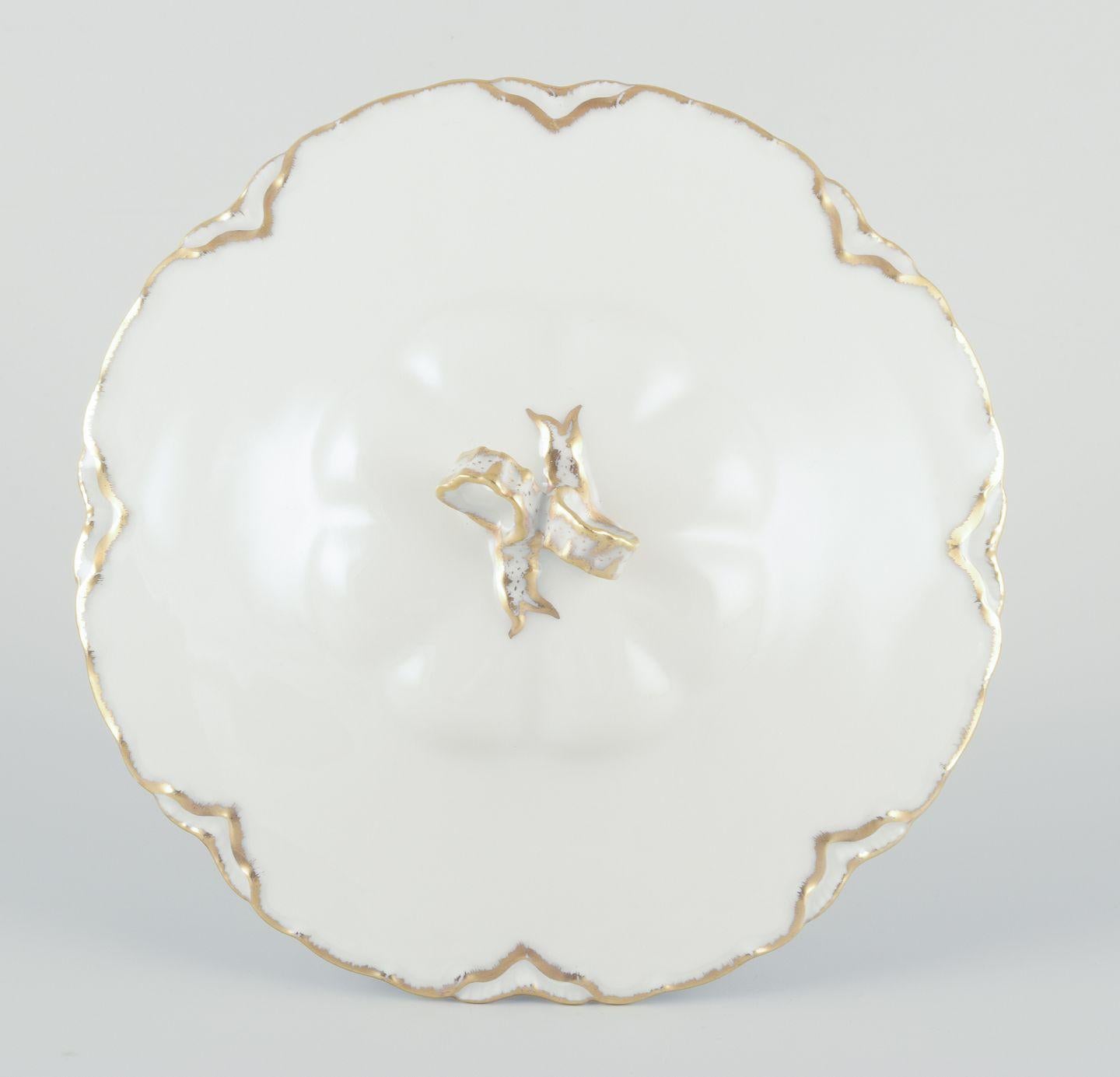 Milieu du XXe siècle 'Haviland', soupière ronde en porcelaine blanche avec couvercle. 1930s en vente