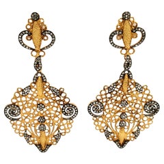 "Hawa", orecchini con diamanti neri in oro giallo 18kt di JS Noor