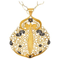 ""Hawa""  Pendentif en or jaune 14 carats avec diamants noirs sur chaîne Mango de JS Noor
