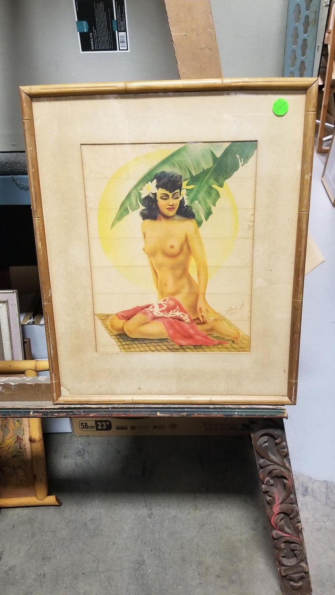 Frühes hawaiianisches Airbrush-Kunstwerk aus der Mitte des Zweiten Weltkriegs, das junge, barbusige Frauen an einem Inselstrand mit einer Palme über dem Kopf zeigt. Die Airbrush wurde auf Papier gefertigt, vom Künstler Mundorff Honolulu signiert und