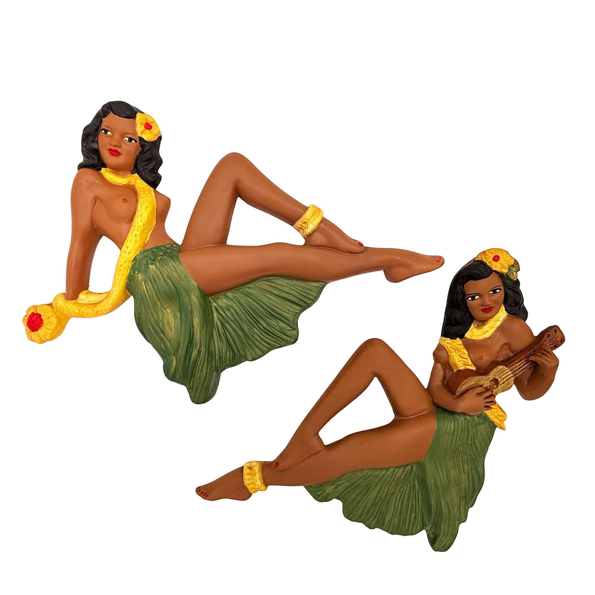 Original Paar Hawaiian Art Pottery Nude Hawaiian Hula girl Wandskulpturen von Fond Memories in Kailua-Kona, Hawaii. Jede Skulptur zeigt ein hübsches Mädchen, das mit einem hochgelegten Bein, einem Grasrock, einer Lei-Blume und einem Hibiskus im Haar