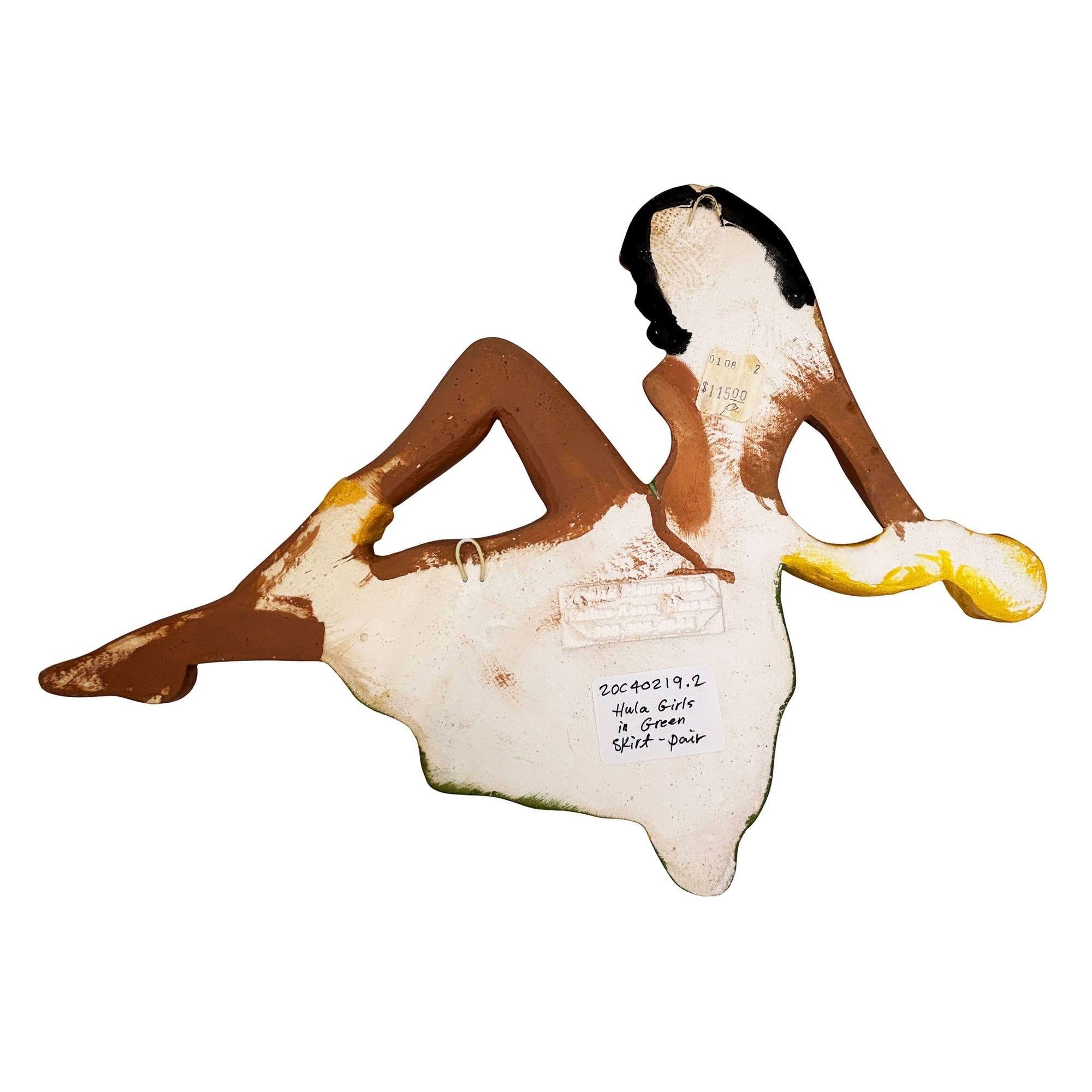 Hawaiian Art Pottery Nude Pin-up Yellow Hula Girl Wandskulptur, Paar im Zustand „Hervorragend“ im Angebot in Van Nuys, CA