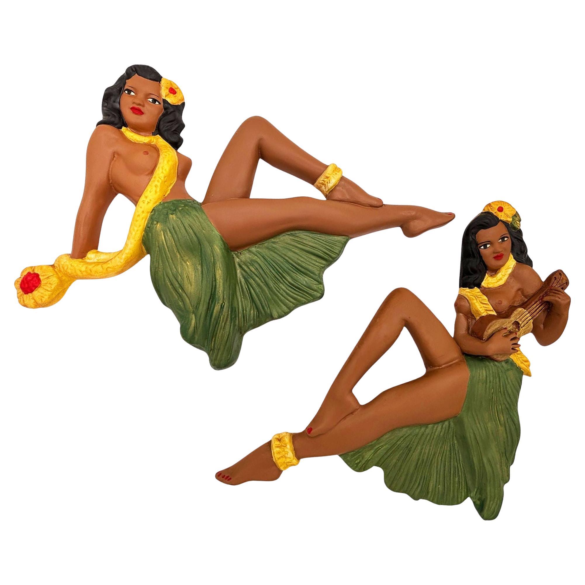 Sculpture murale en poterie d'art hawaïenne "Pin-up" nue et jaune "Hula Girl", paire