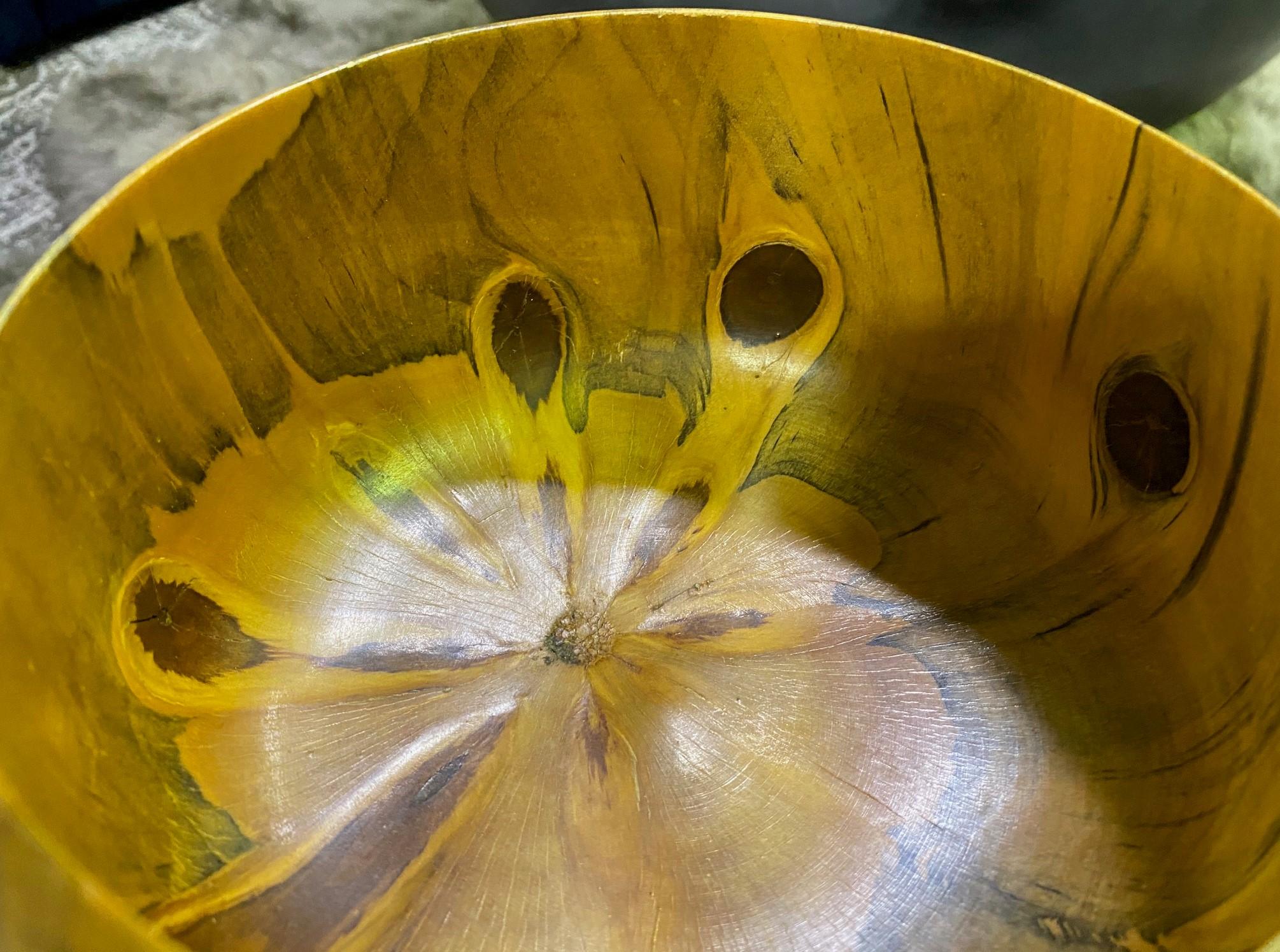 Bois Vase/calice en bois tourné à garnitures sculptées à la main par un artiste hawaïen en vente