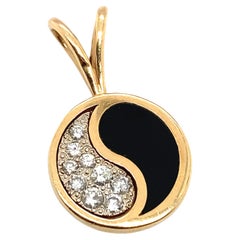 Yin- Yang-Anhänger aus 14 Karat Gold mit schwarzer Hawaii-Koralle und Diamant