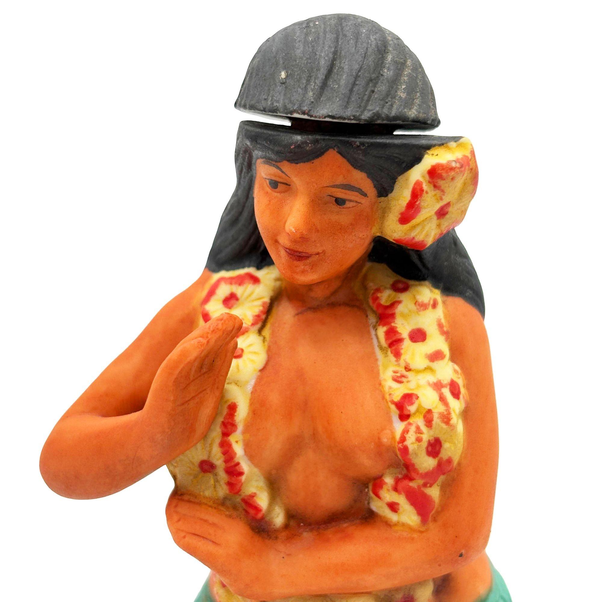 Original 1976 Keramik tanzenden hawaiianischen Hula-Mädchen Figur, Rum Dekanter Flasche aus leichtem Gips und in leuchtenden tropischen Farben gemalt. Es zeigt eine junge hawaiianische Hula-Tänzerin in traditioneller Kleidung, die einen Hula-Tanz