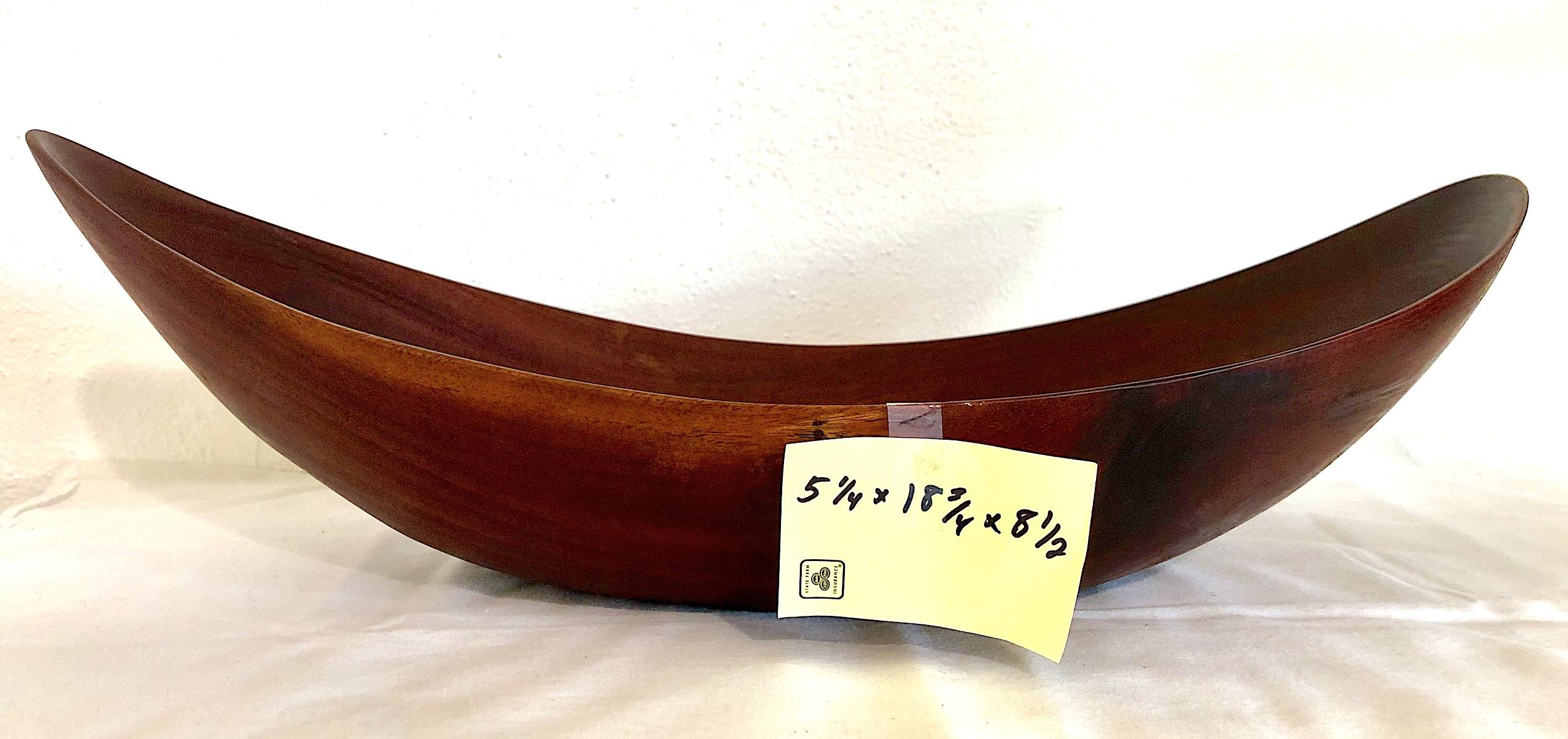 Hawaiian Islands Hand-carved, Canoe-shaped Wooden Bowl In Good Condition For Sale In San Francisco, CA