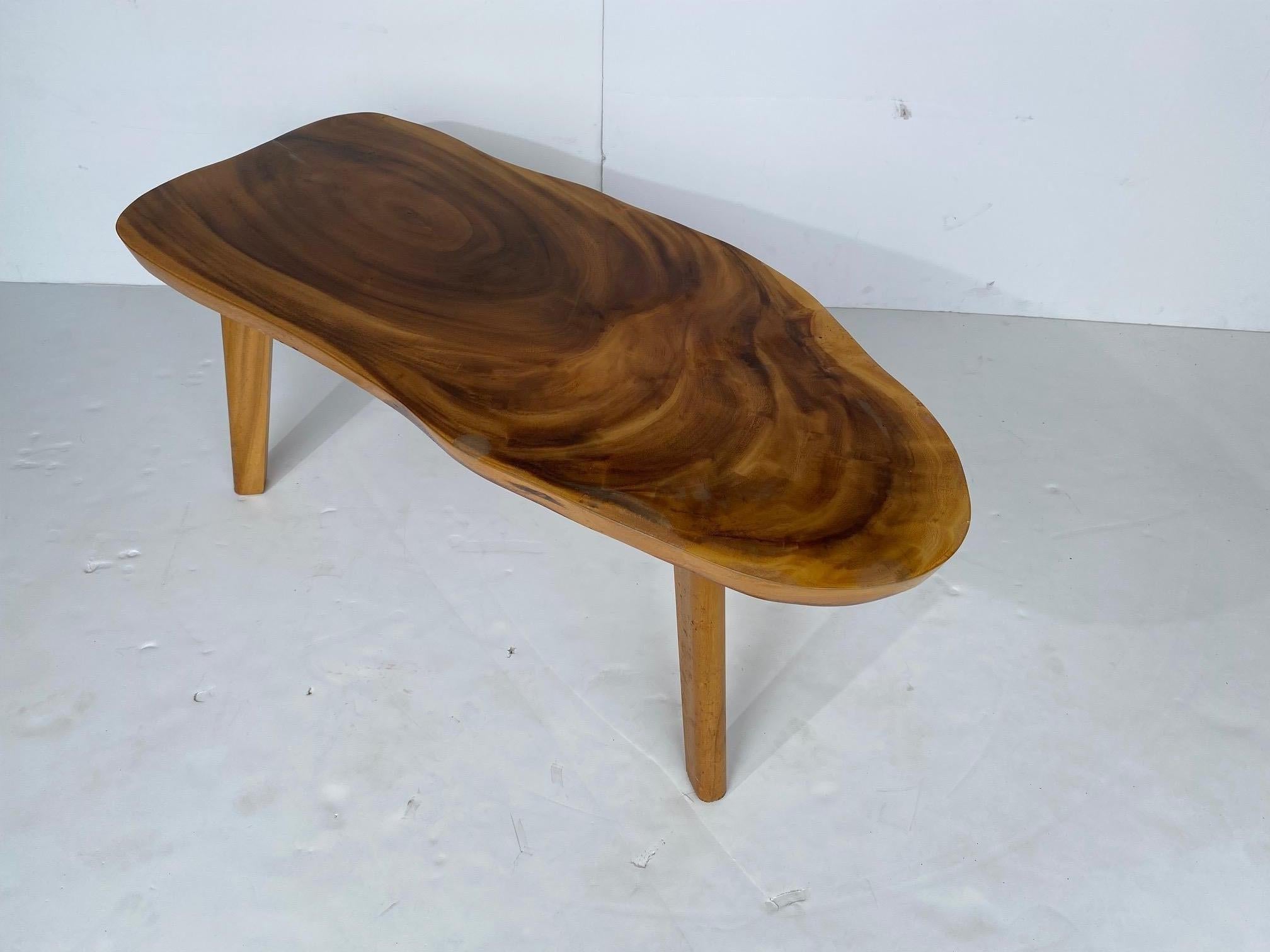 Table basse du milieu du siècle, en bois massif de koa. Cette pièce est solide, robuste et ne présente aucun dommage important.

Il y a quelques minuscules fissures à la racine des cheveux qui se forment naturellement, que vous pouvez probablement