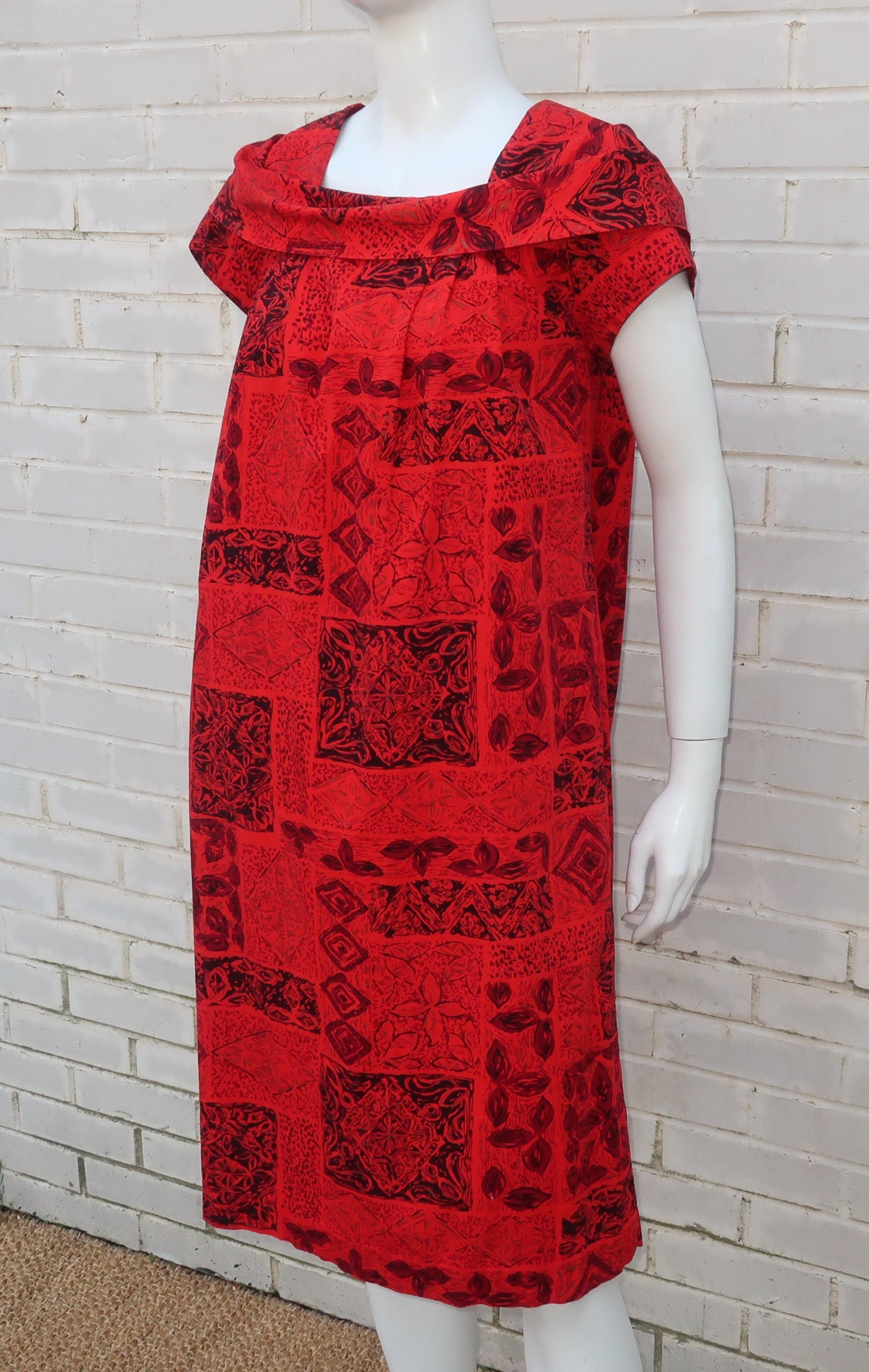 Hawaiian Red & Black Tiki Tribal Print Muumuu Dress, 1950's In Good Condition In Atlanta, GA