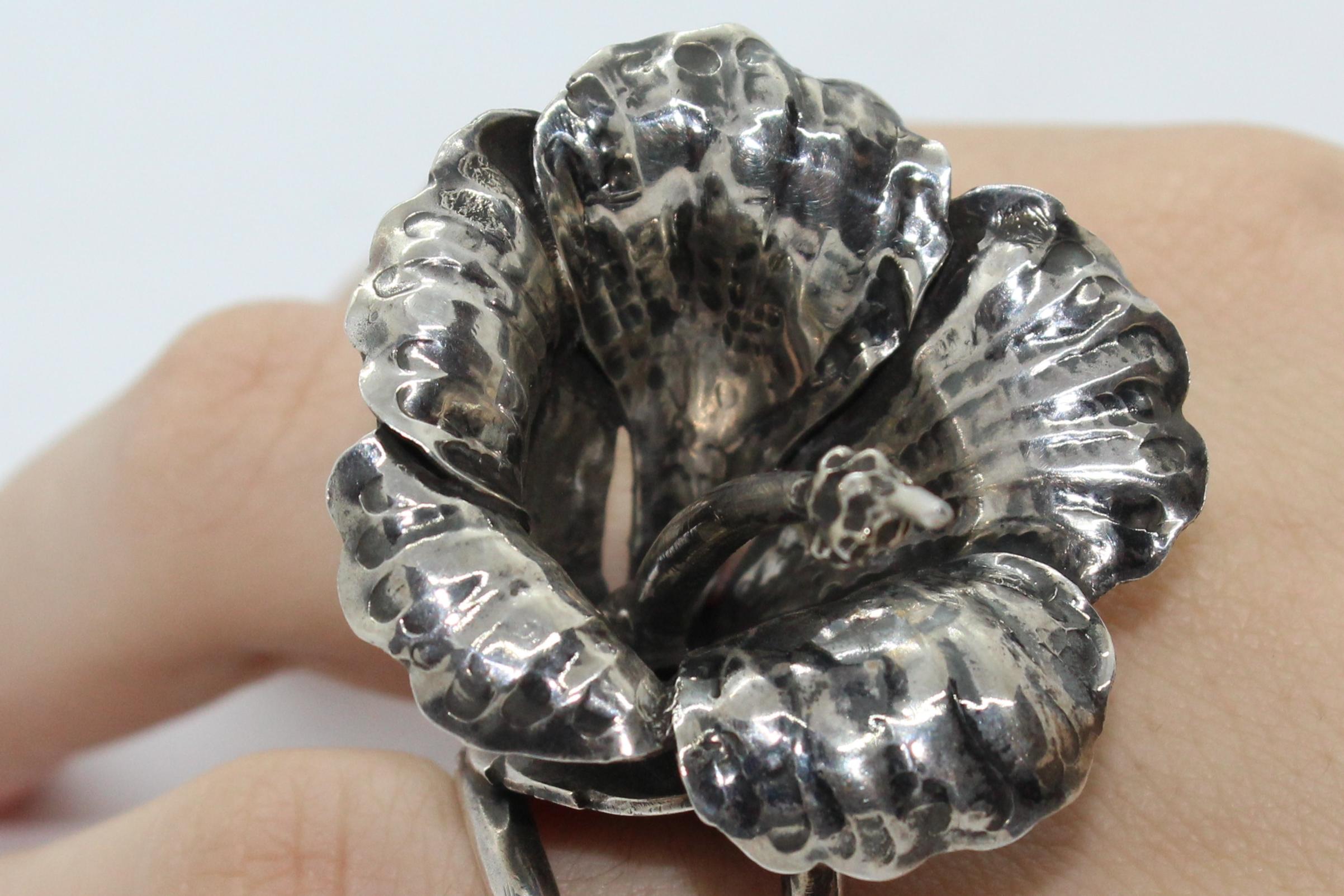 The Hawaiian hibiscus ring is part of our jewelry collection. All our sterling silver pieces of jewelry are handmade: it means that none is like the other. As a matter of fact, our aim is to create unique products with a high artistic value. Indeed,