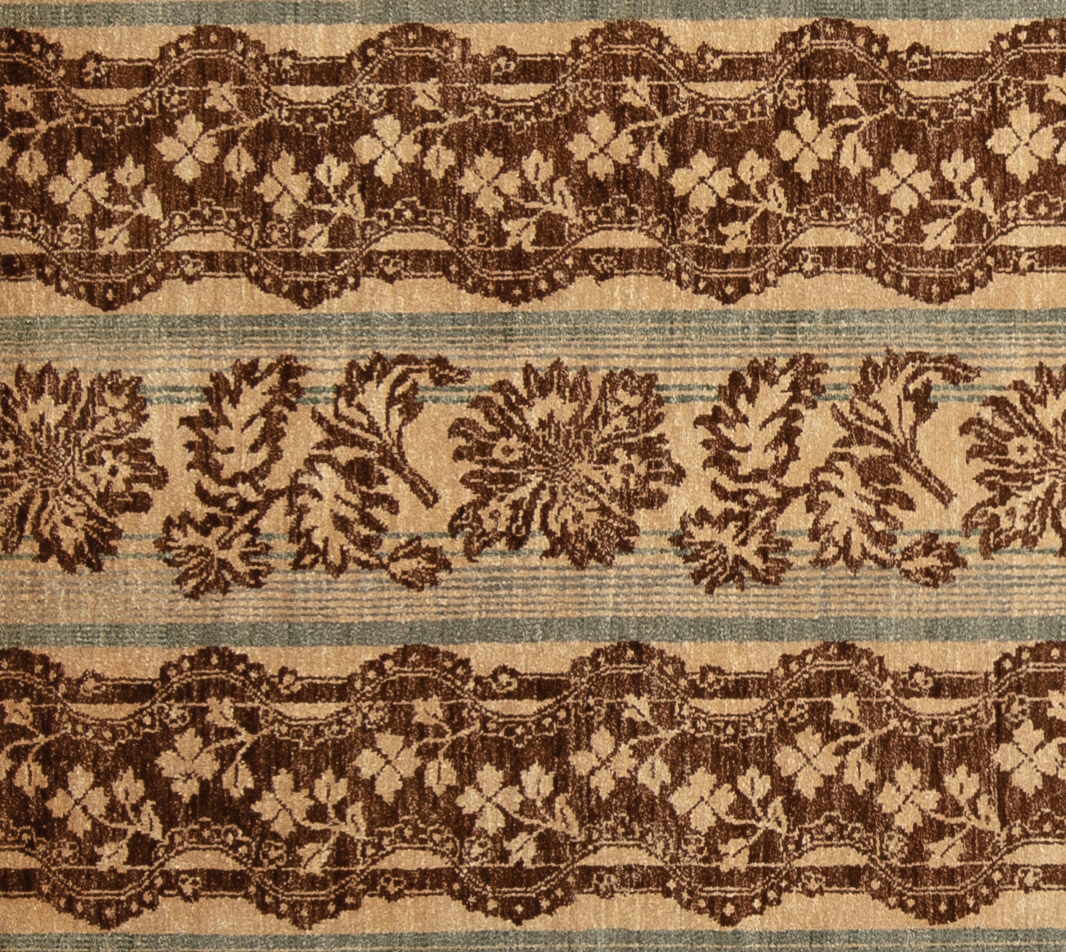 Ce tapis tribal transitionnel tissé à la main présente un magnifique motif moka et aqua de style hawaïen sur un fond crème. 

Taille : 6'1