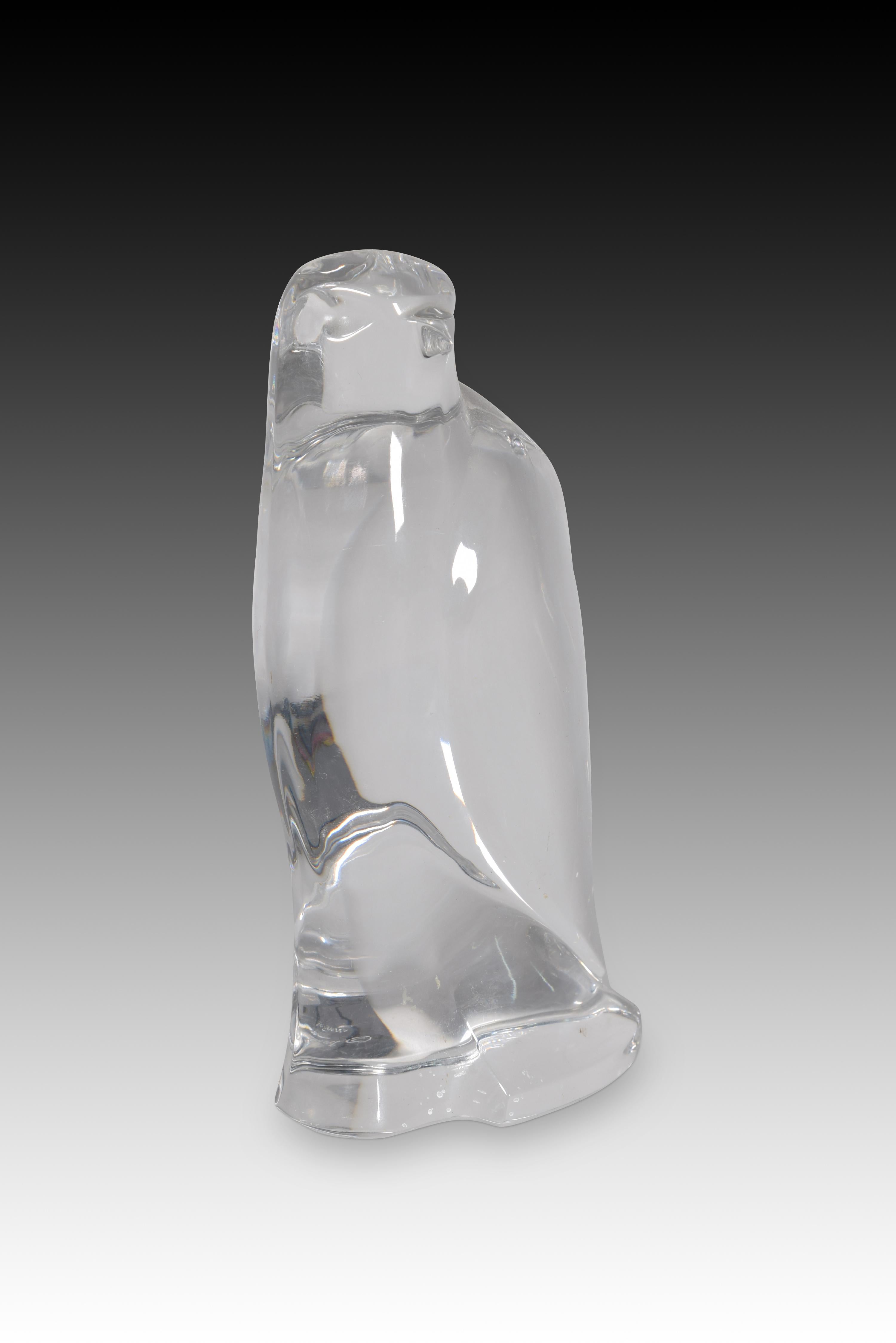 Hawk. Glass. Natchmann, Germany, 20th century. 
Perched falcon figure, made of translucent glass. Natchmann (FX Nachtmann Bleikristallwerke GmbH) is a still active fine glassware factory founded in 1834 by Michael Nachtmann in Unterhütte, Oberpfalz