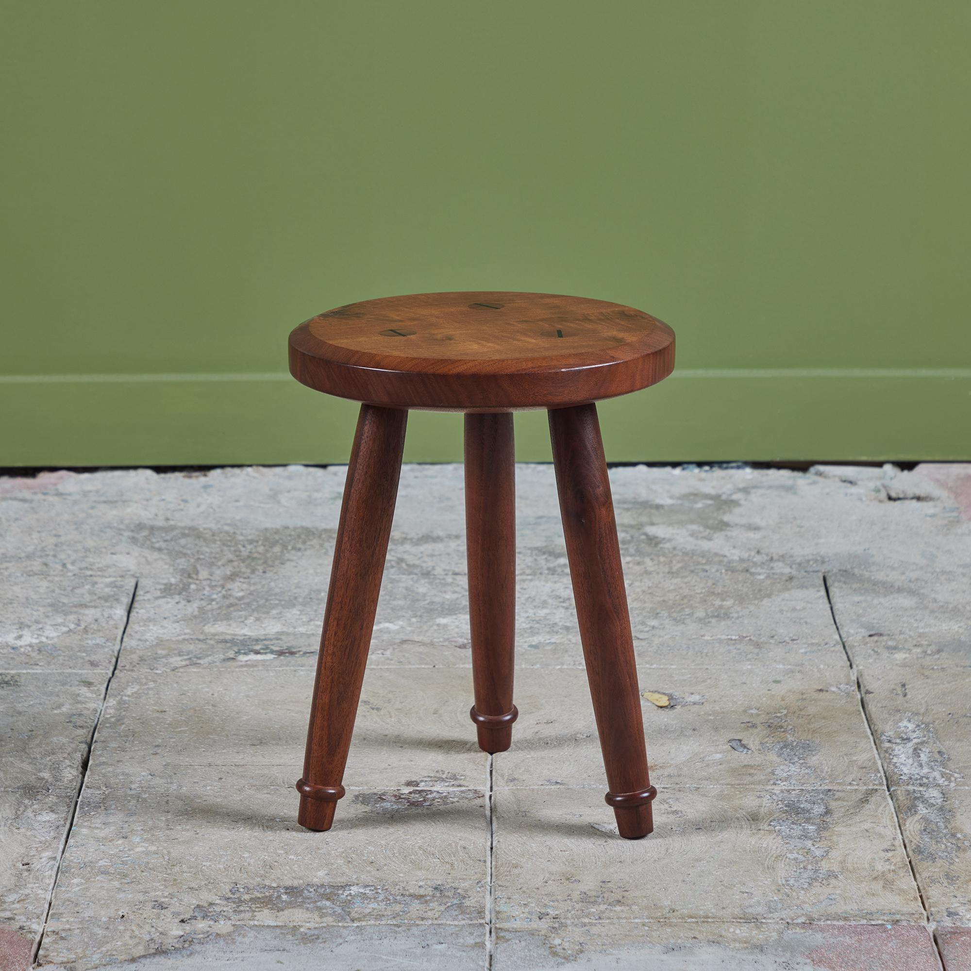 Tabouret de traite en noyer claro tourné à la main par le designer contemporain de Los Angeles, David O'Brien of Hawk & Stone.  La passion de David pour la nature et le bois est profondément ancrée dans la Nouvelle Angleterre. Ce tabouret présente