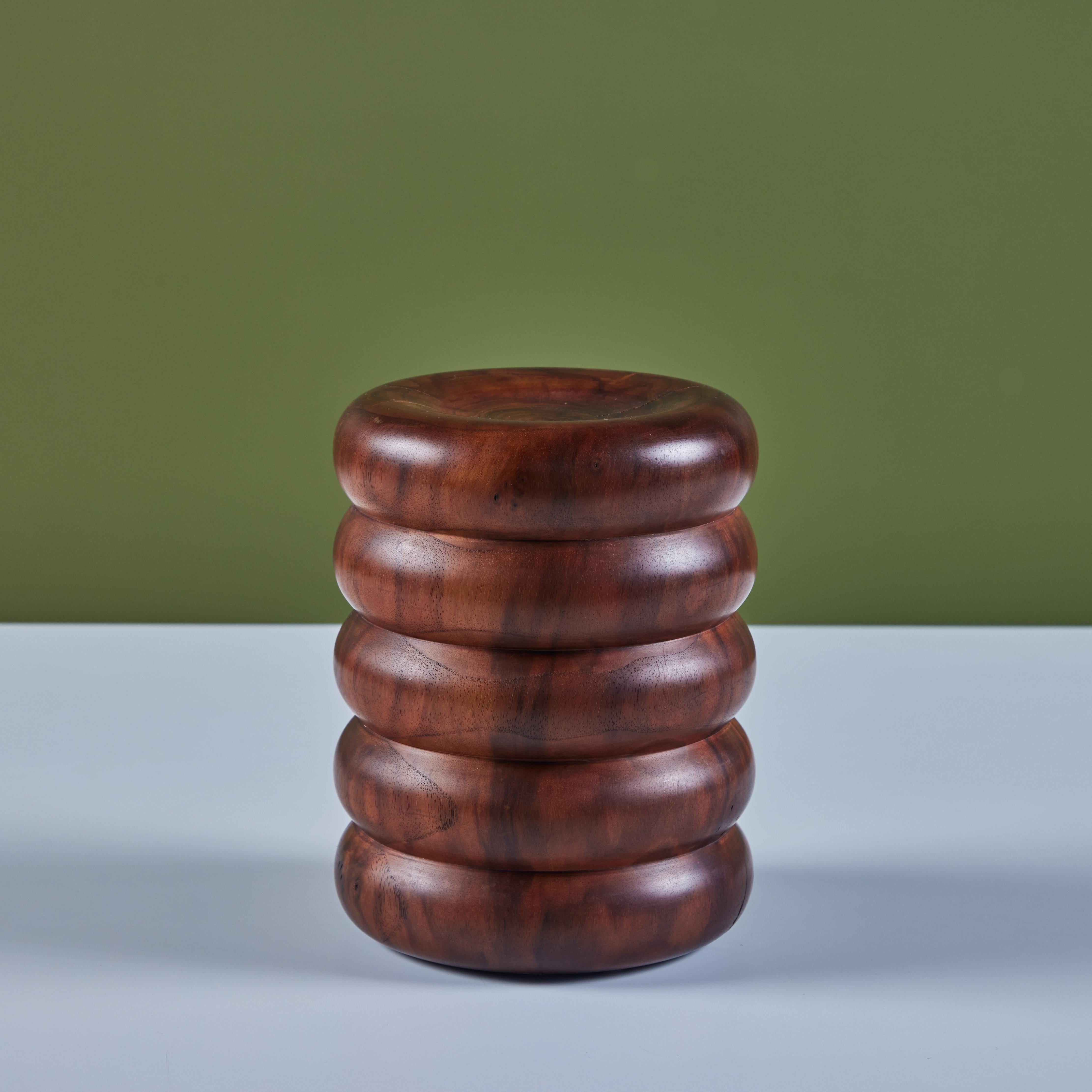 Sculpté à la main Hawk & Stone Claro Walnut Ribbed Stand en vente